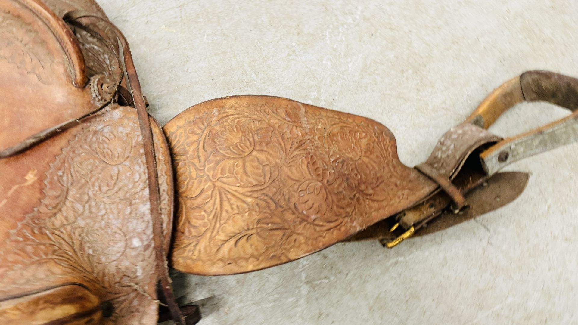 A VINTAGE WESTERN COWBOY SADDLE, THE TAN LEATHER WITH EMBOSSED DECORATION. - Image 7 of 11