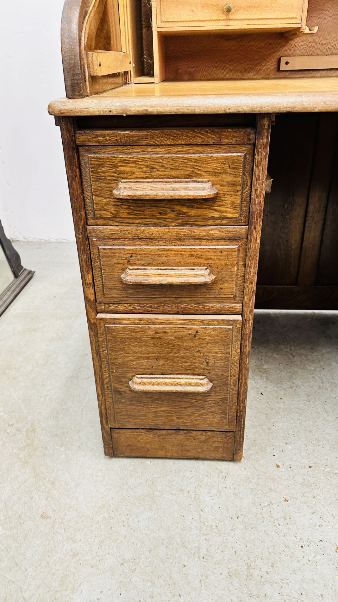 OAK TWIN PEDESTAL ROLL TOP DESK WITH FITTED INTERIOR, W 122CM X D 79CM X H 128CM. - Image 3 of 9