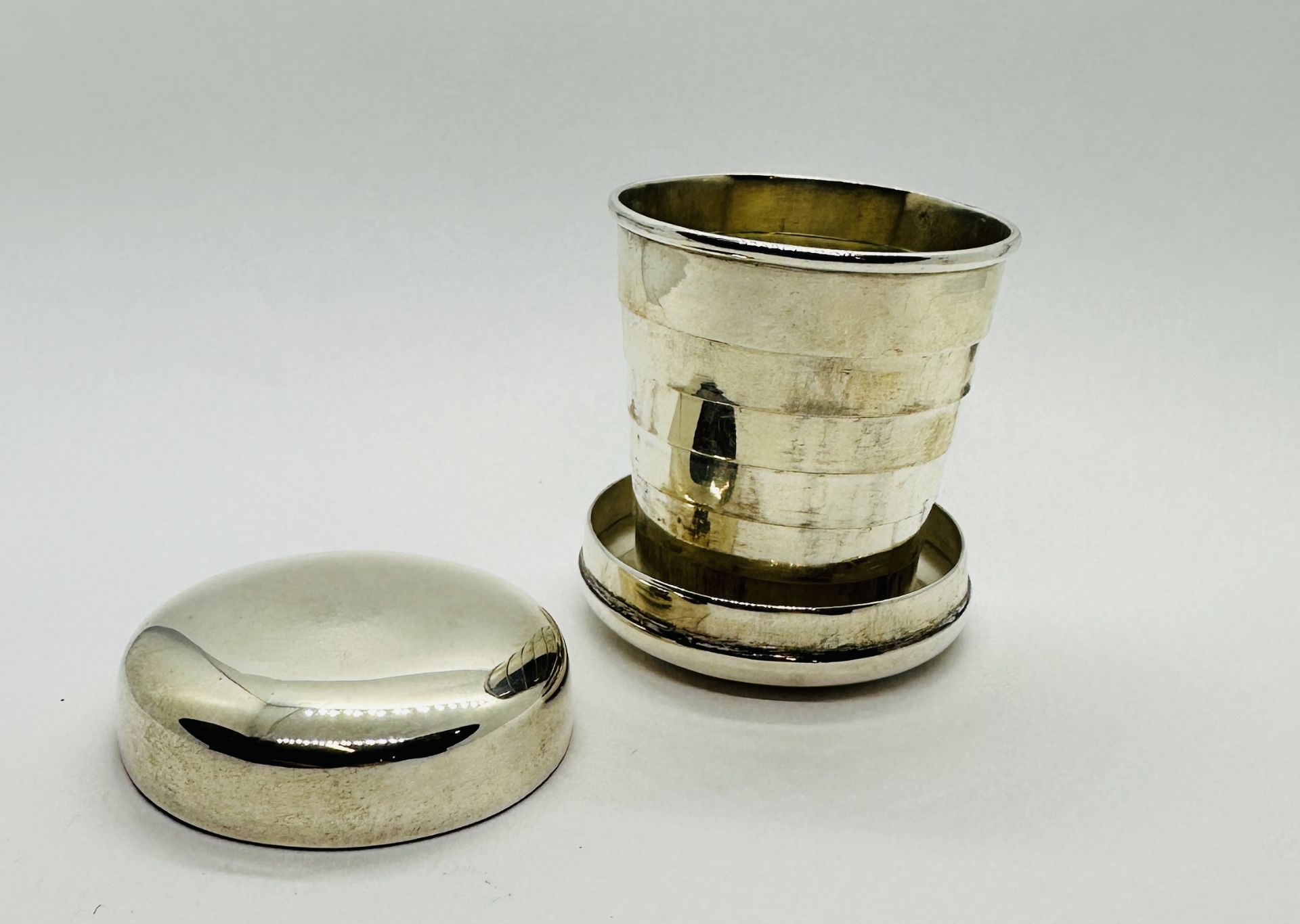 A SILVER CASED TELESCOPIC COLLAPSIBLE SHOT CUP, EDINBURGH ASSAY EAA.