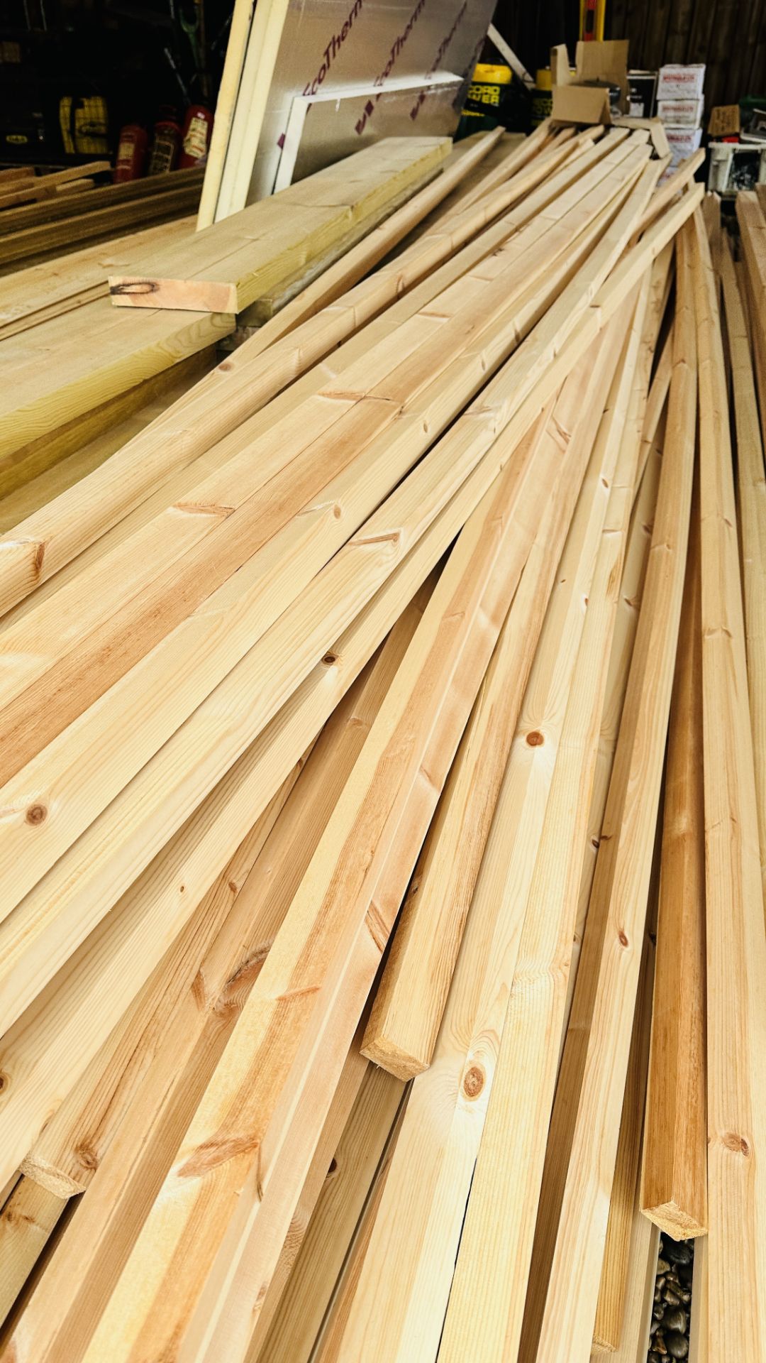 APPROX 140 LENGTHS OF 45MM X 35MM PLANED TIMBER, MINIMUM LENGTHS APPROX 4M, MAXIMUM LENGTH APPROX 5. - Bild 3 aus 6