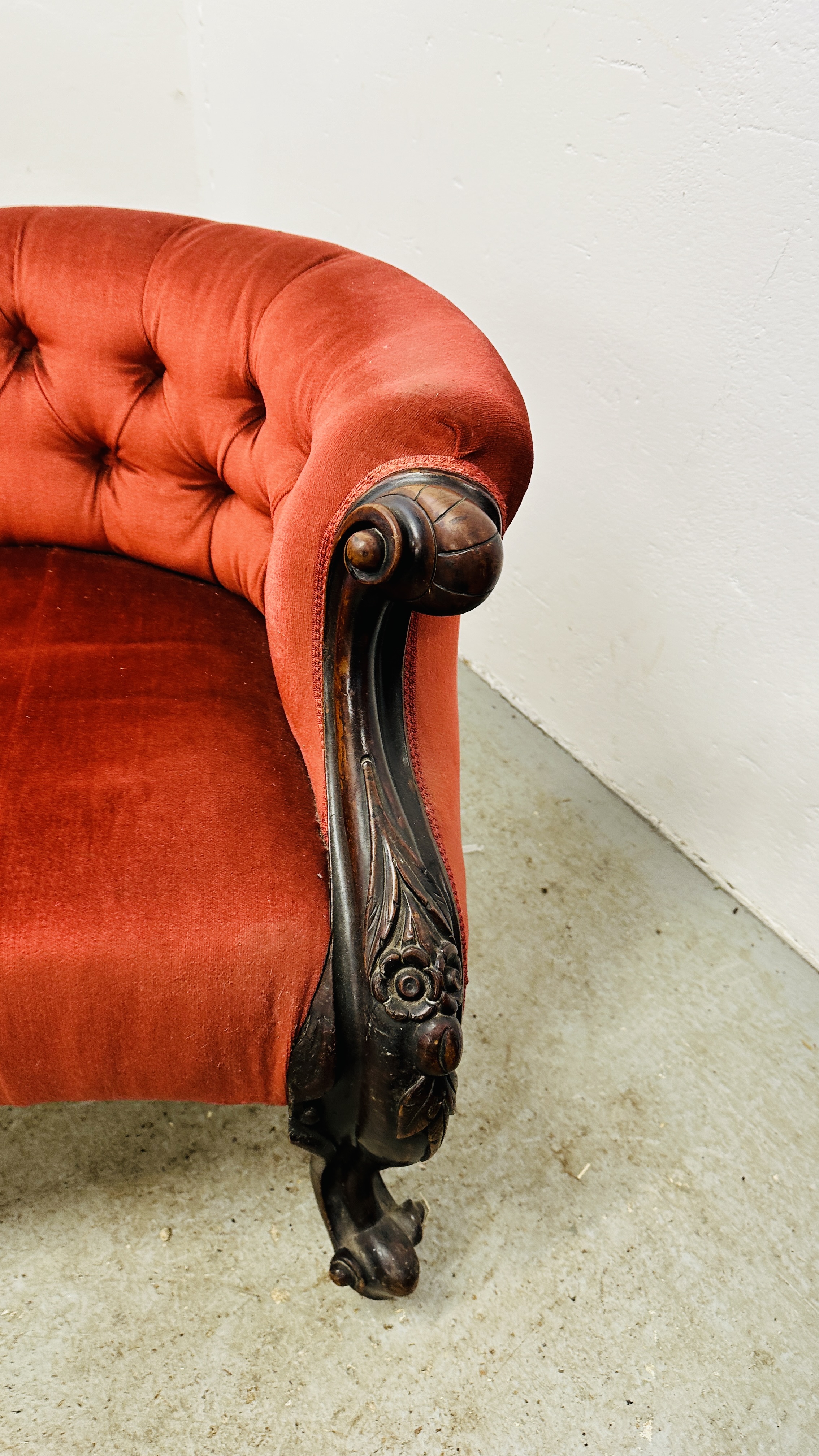 A VICTORIAN MAHOGANY FRAMED HUMP BACK SOFA IN RED BUTTON BACK VELOUR - L 210CM. - Image 13 of 15