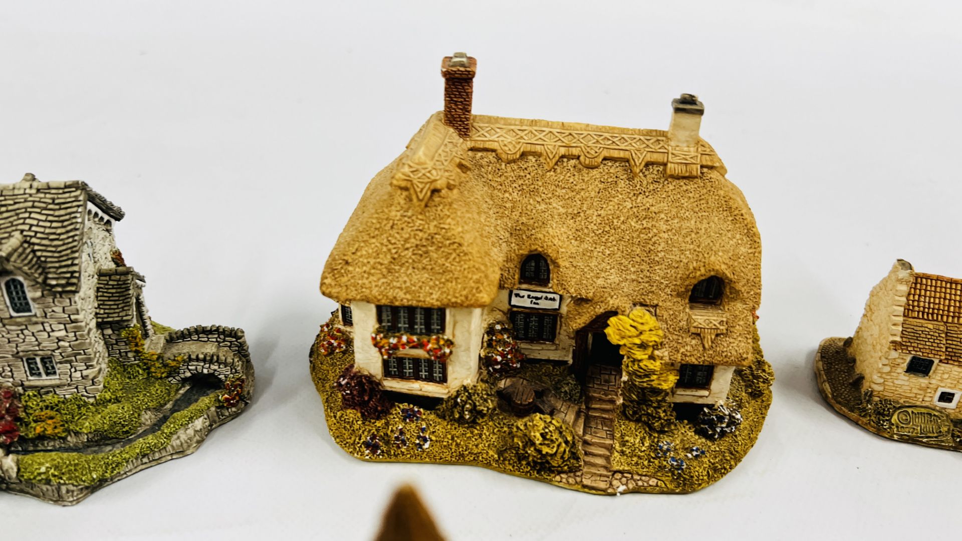 A COLLECTION OF 13 LILLIPUT LANE COTTAGES, SOME HAVING DEEDS ALONG WITH LILLLIPUT LANE BOOKLETS. - Image 5 of 13