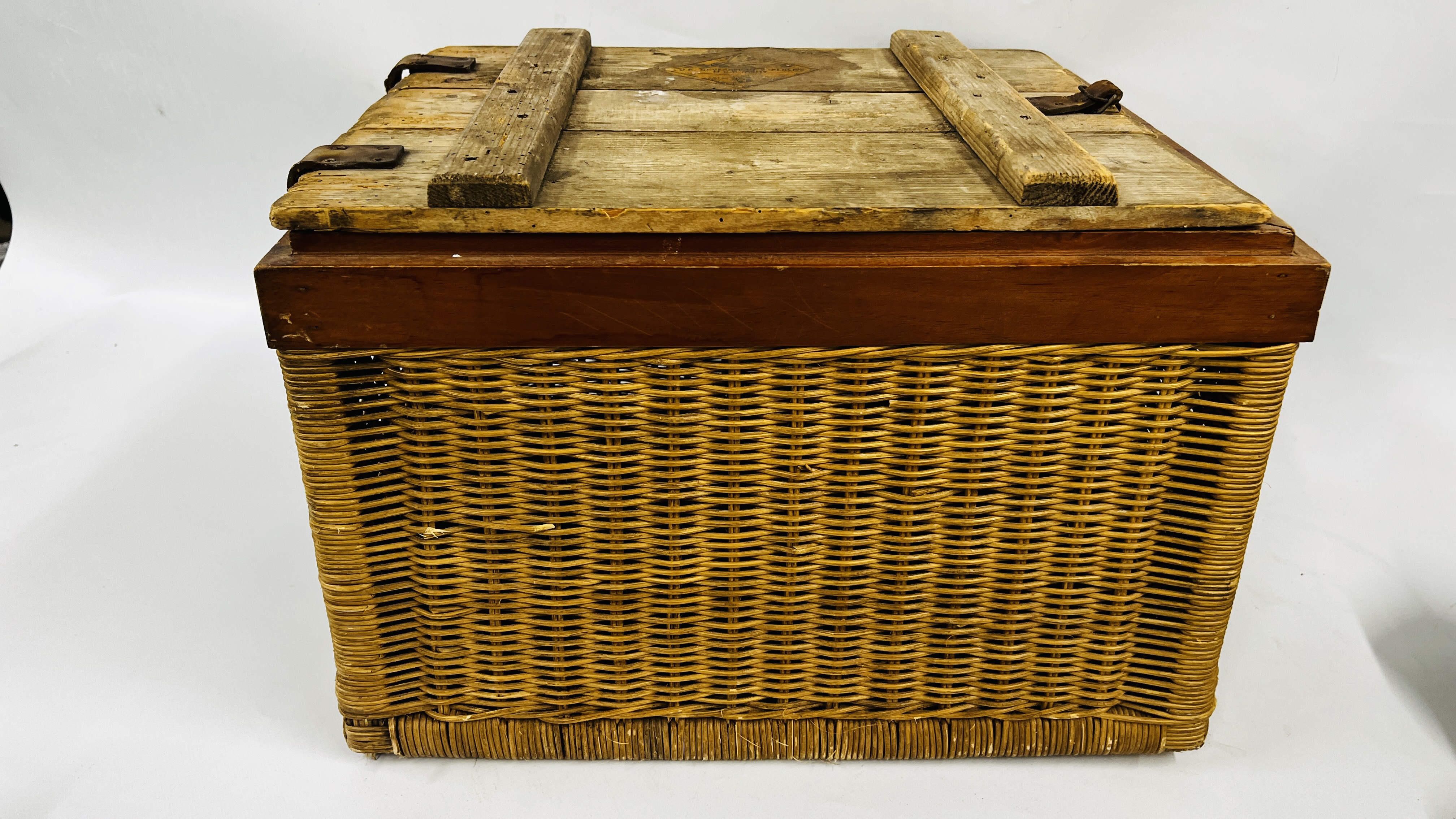 A COLLECTION OF MILITARY UNIFORMS IN A WICKER M.O.D. BOX. - Image 14 of 17