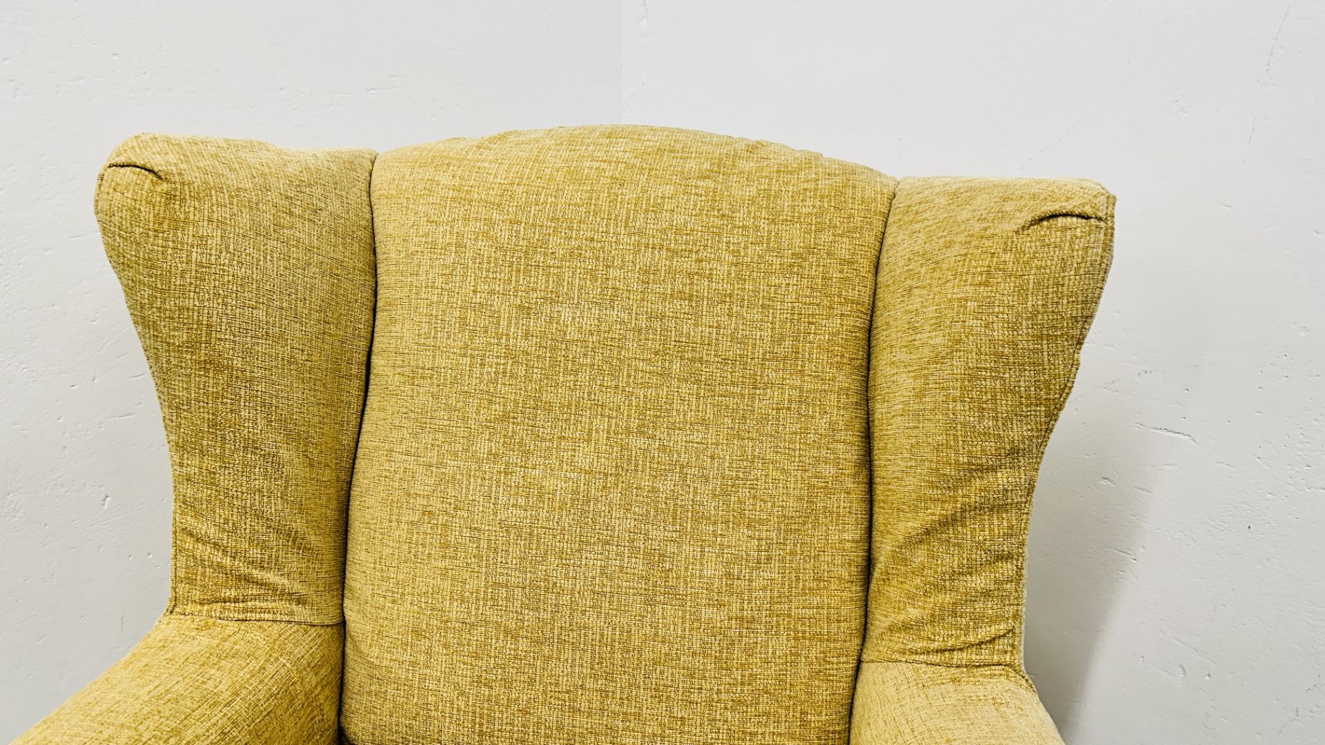 A GOOD QUALITY MODERN PRIMROSE UPHOLSTERED WINGBACK EASY CHAIR. - Image 3 of 11