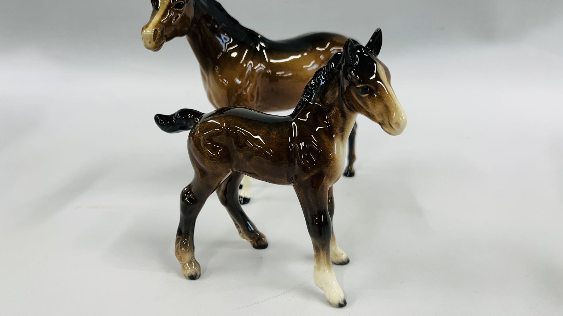 THREE BESWICK CHESTNUT HORSE ORNAMENTS AND FOAL. - Image 7 of 11