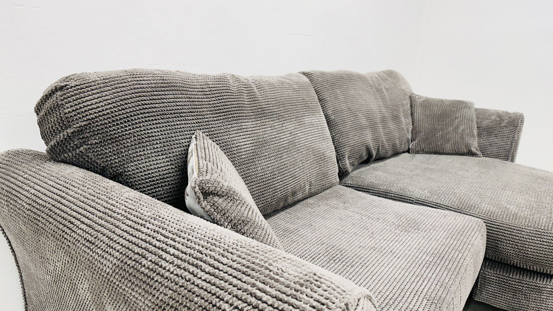 GOOD QUALITY DFS CORNER SOFA UPHOLSTERED IN CHARCOAL GREY. - Bild 5 aus 10