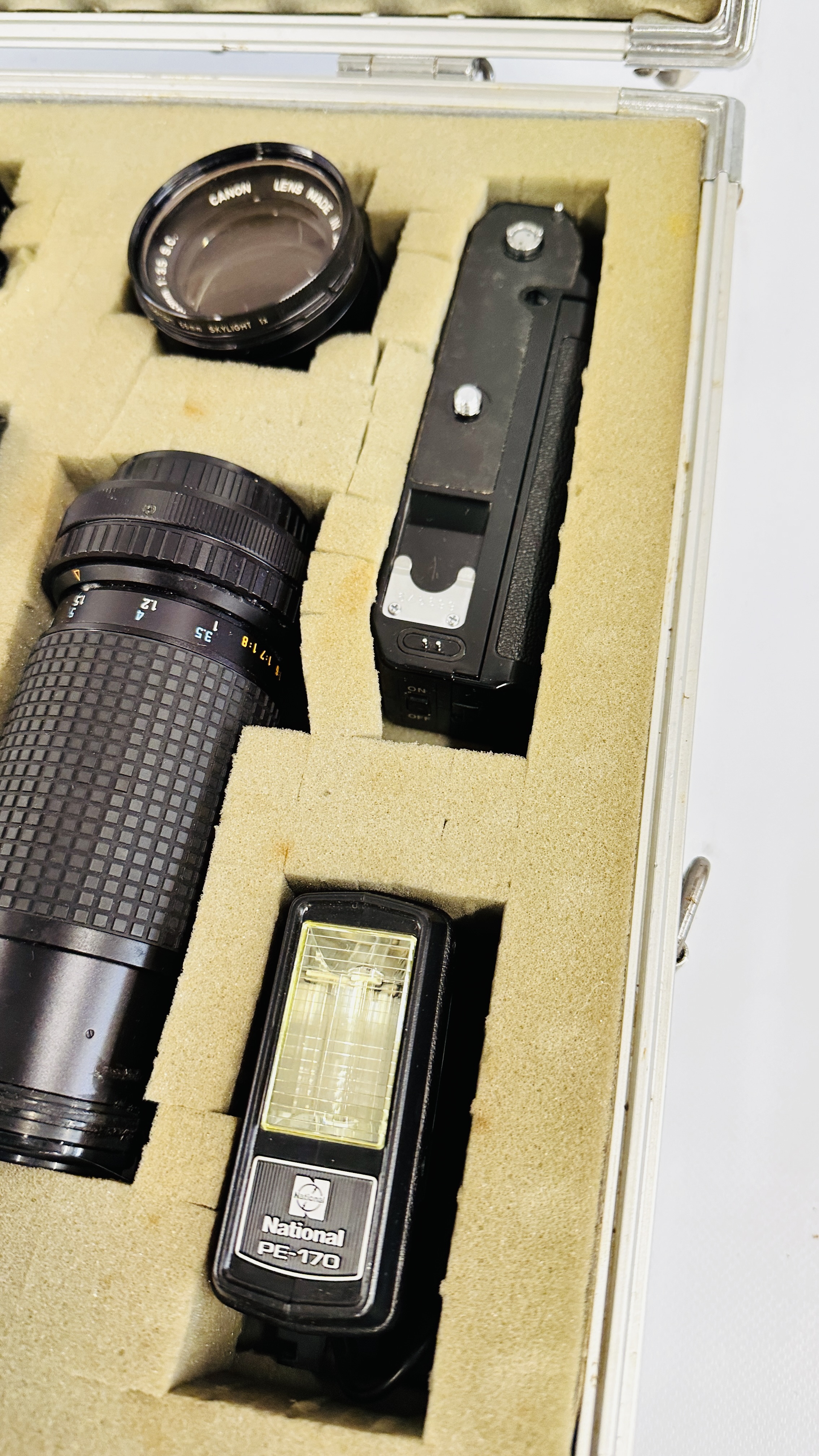 A FLIGHT CASE CONTAINING CAMERA'S TO INCLUDE CANON EOS, CANON A-1, 80-200 H07A LENS, CANON 135MM 1. - Image 6 of 7