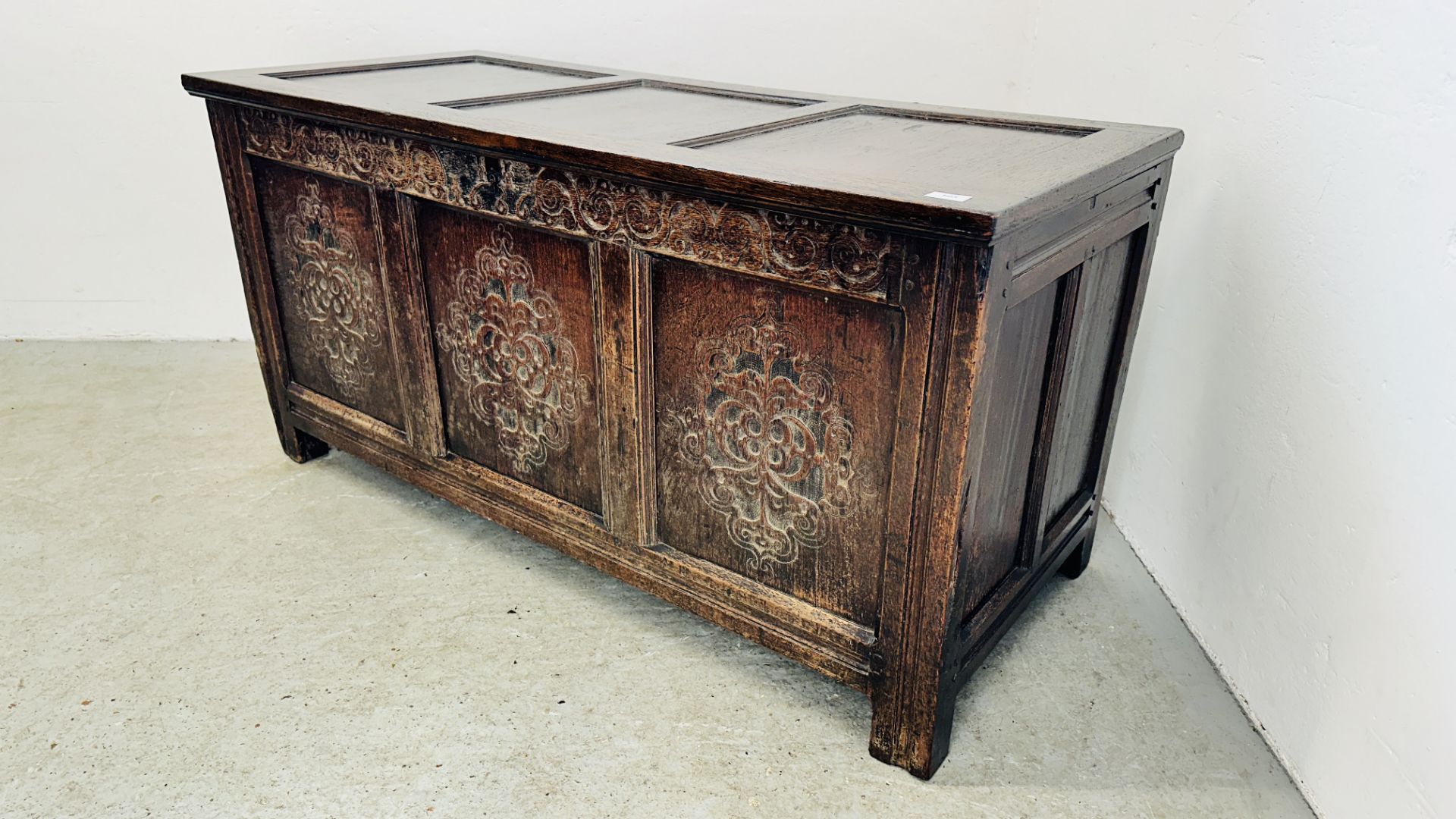 A C17th OAK COFFER, DATED 1686, WITH ALTERATIONS INCLUDING A NEW TOP, 134CM WIDE. - Bild 3 aus 17
