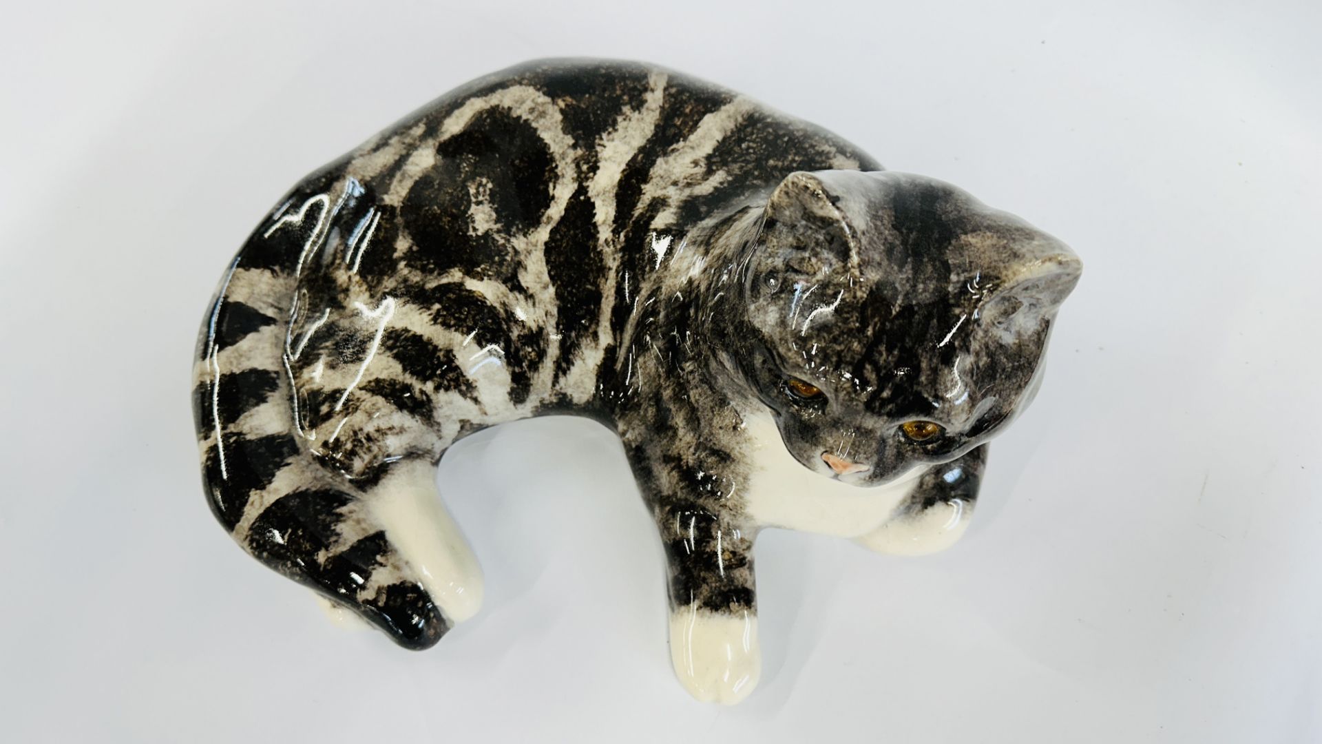 A HANDCRAFTED WINSTANLEY NO. 7 LAYING CAT FIGURE - HEIGHT 19CM, LENGTH 33CM. - Bild 6 aus 9