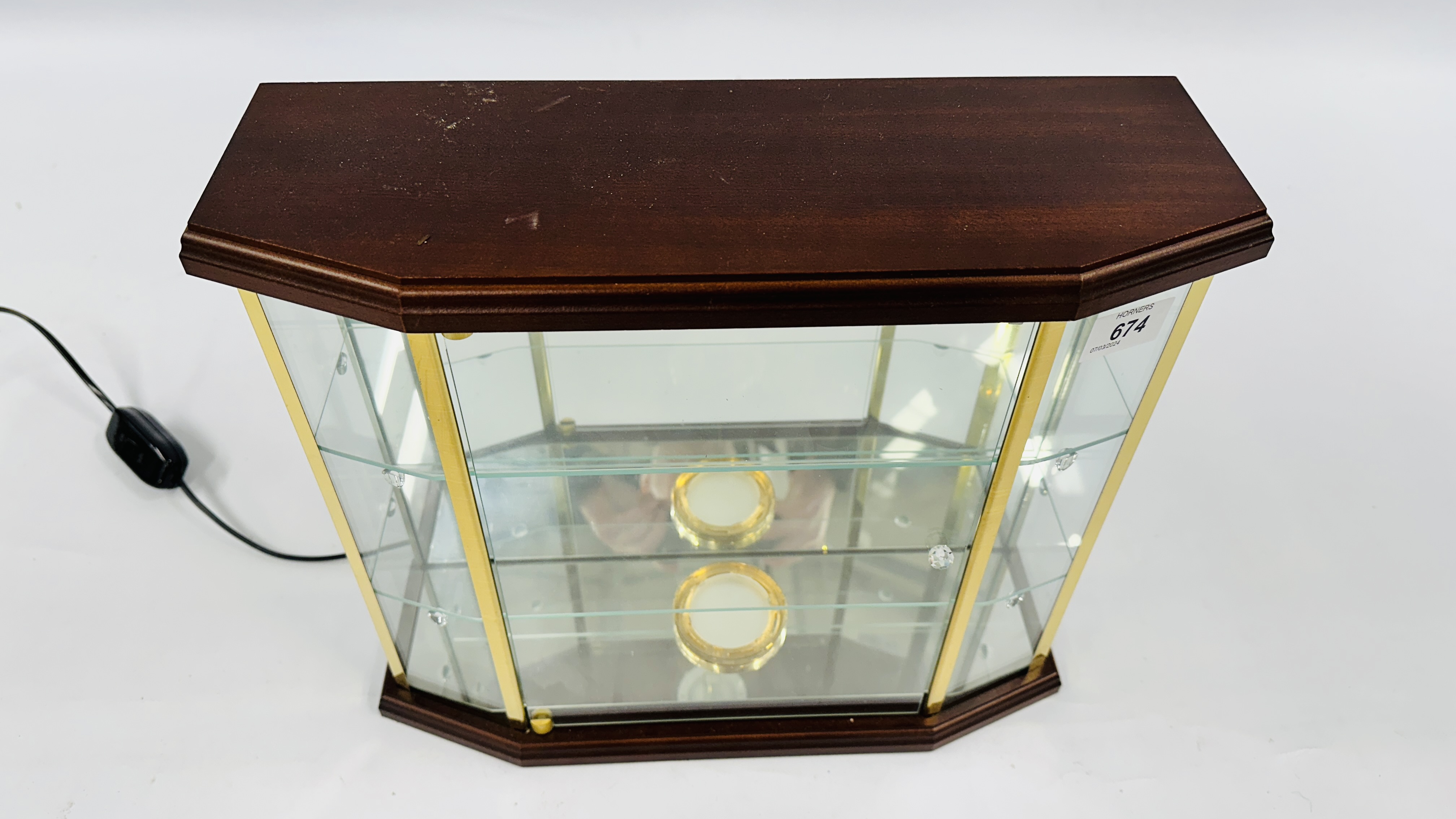 A SMALL ILLUMINATED 3 TIER GLASS DISPLAY CABINET, W 38CM X D 13CM X H 33CM. - Image 2 of 6