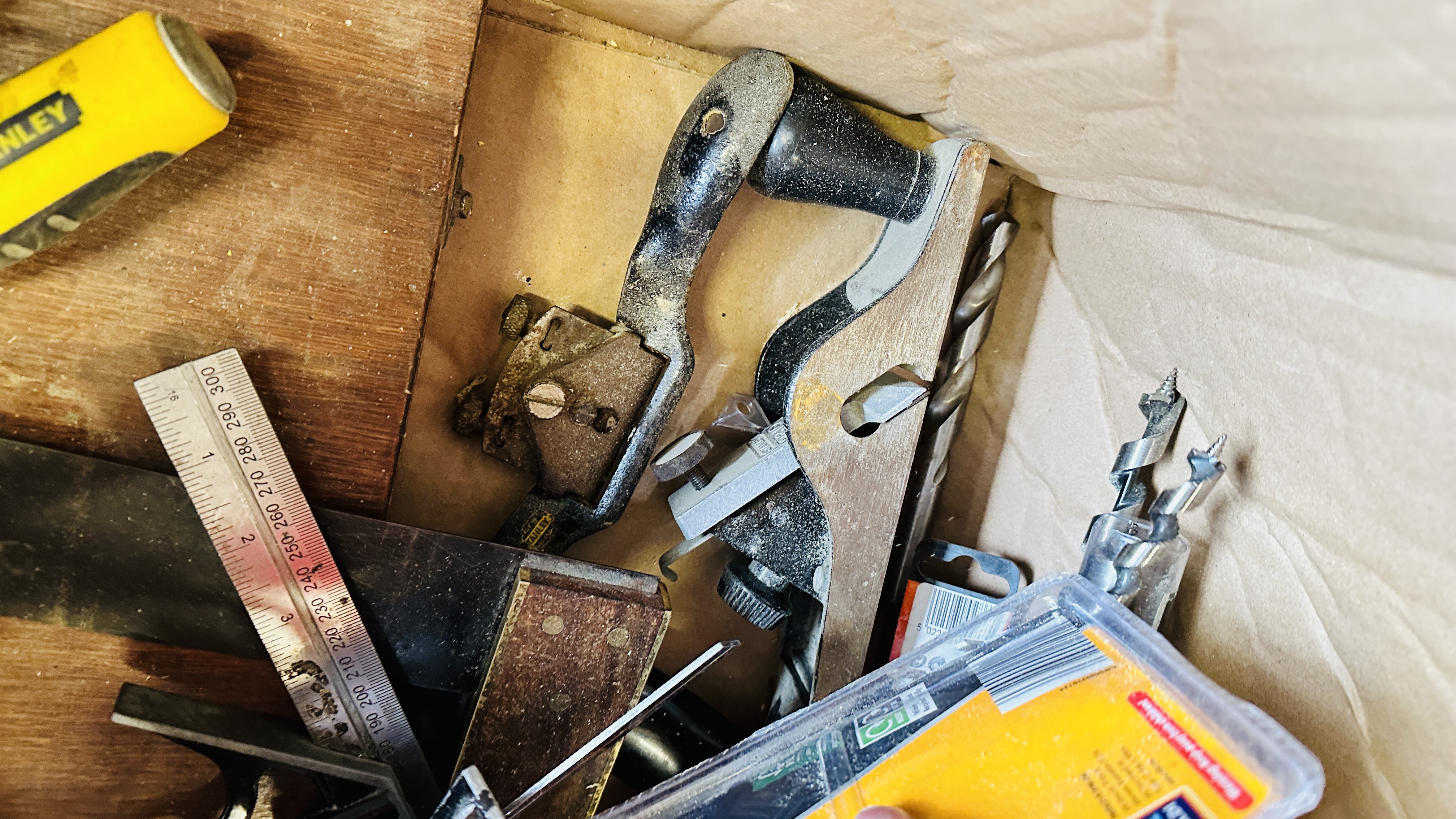 A BOX CONTAINING ASSORTED HAND AND WORKSHOP TOOLS TO INCLUDE SOCKET SET, HAND SAWS, EXTENSION LEAD, - Image 12 of 14
