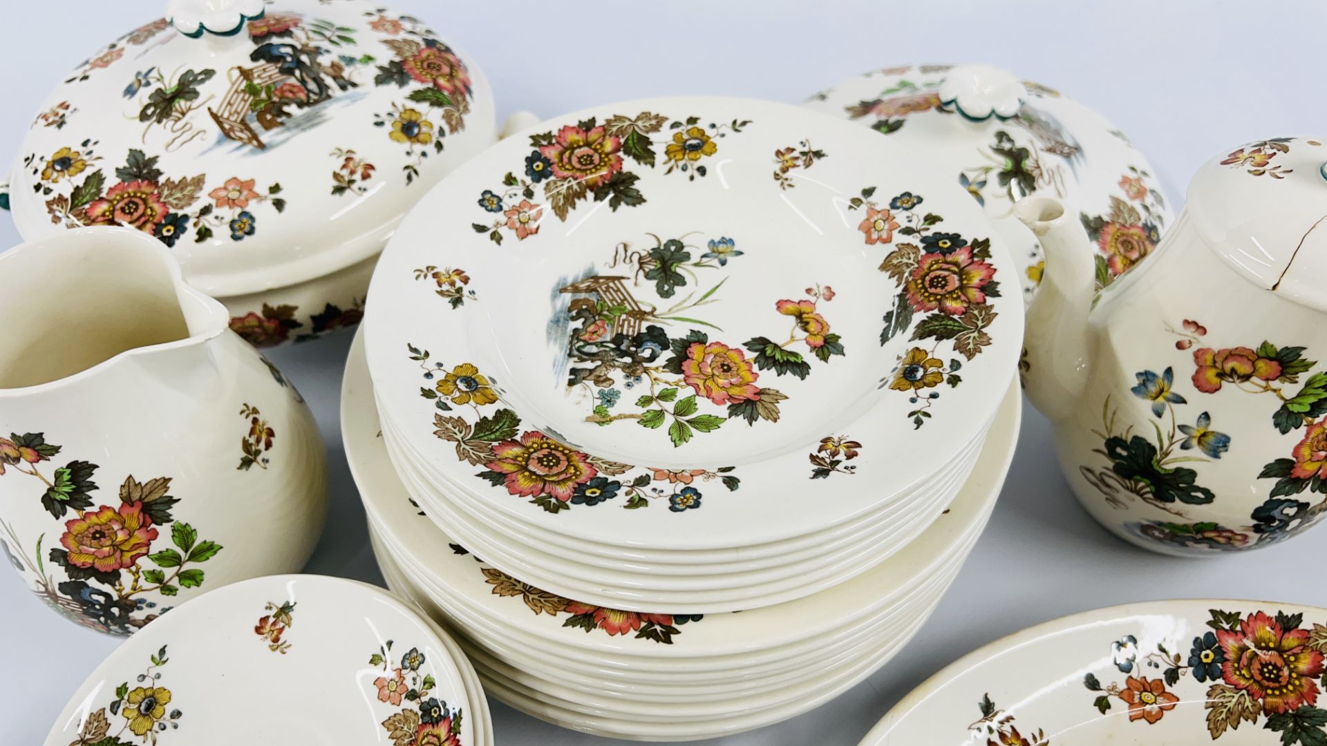 APPROXIMATELY 61 PIECES OF WEDGEWOOD EASTERN FLOWERS TEA AND DINNERWARE. - Image 4 of 16