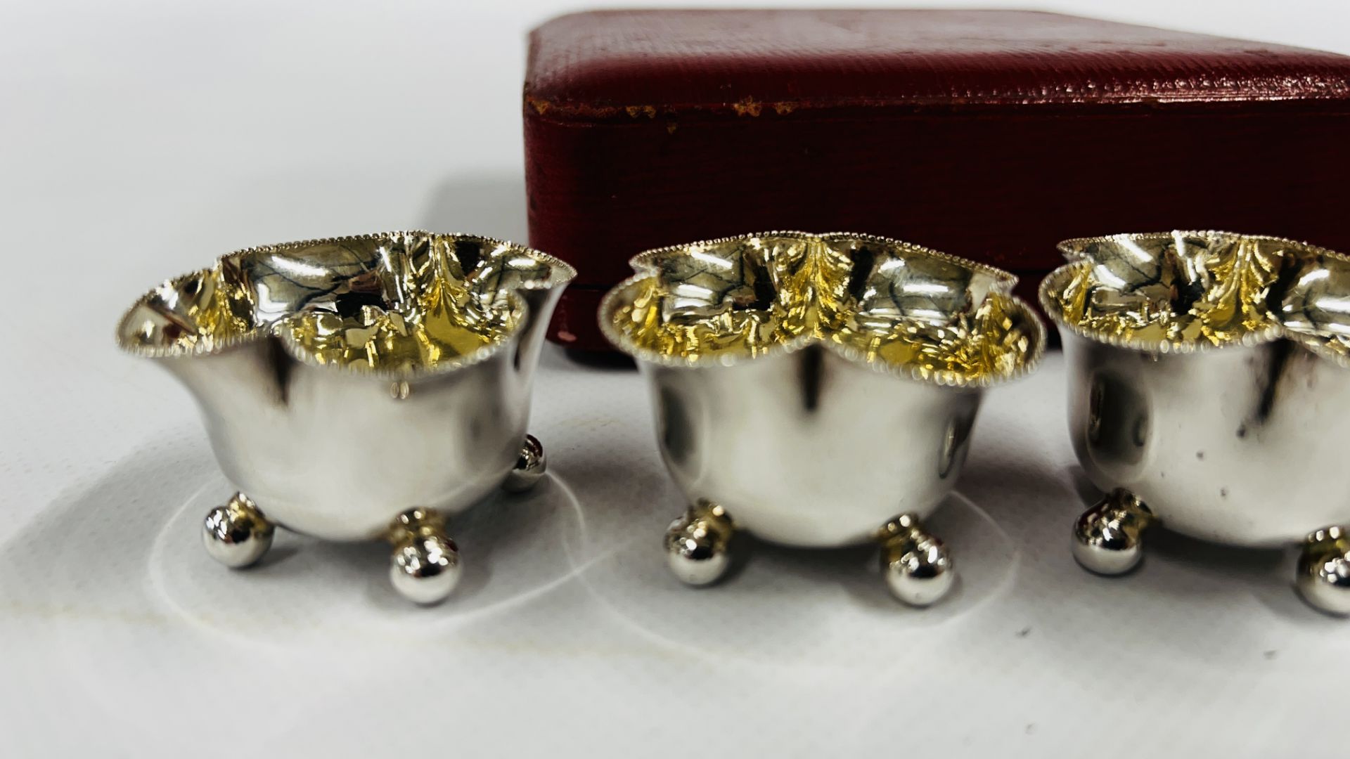 CASED SET OF FOUR VICTORIAN SILVER SALTS WITH SPOONS LONDON 1897 MAKER WOLFSKY & Co LTD. - Image 8 of 9