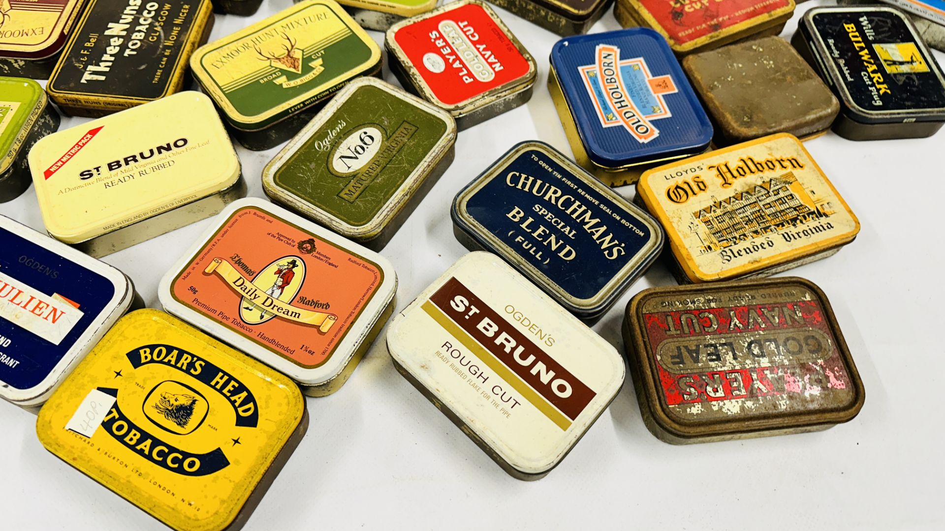 A BOX CONTAINING AN EXTENSIVE COLLECTION OF ASSORTED EMPTY VINTAGE TOBACCO TINS TO INCLUDE EXAMPLES - Bild 2 aus 12