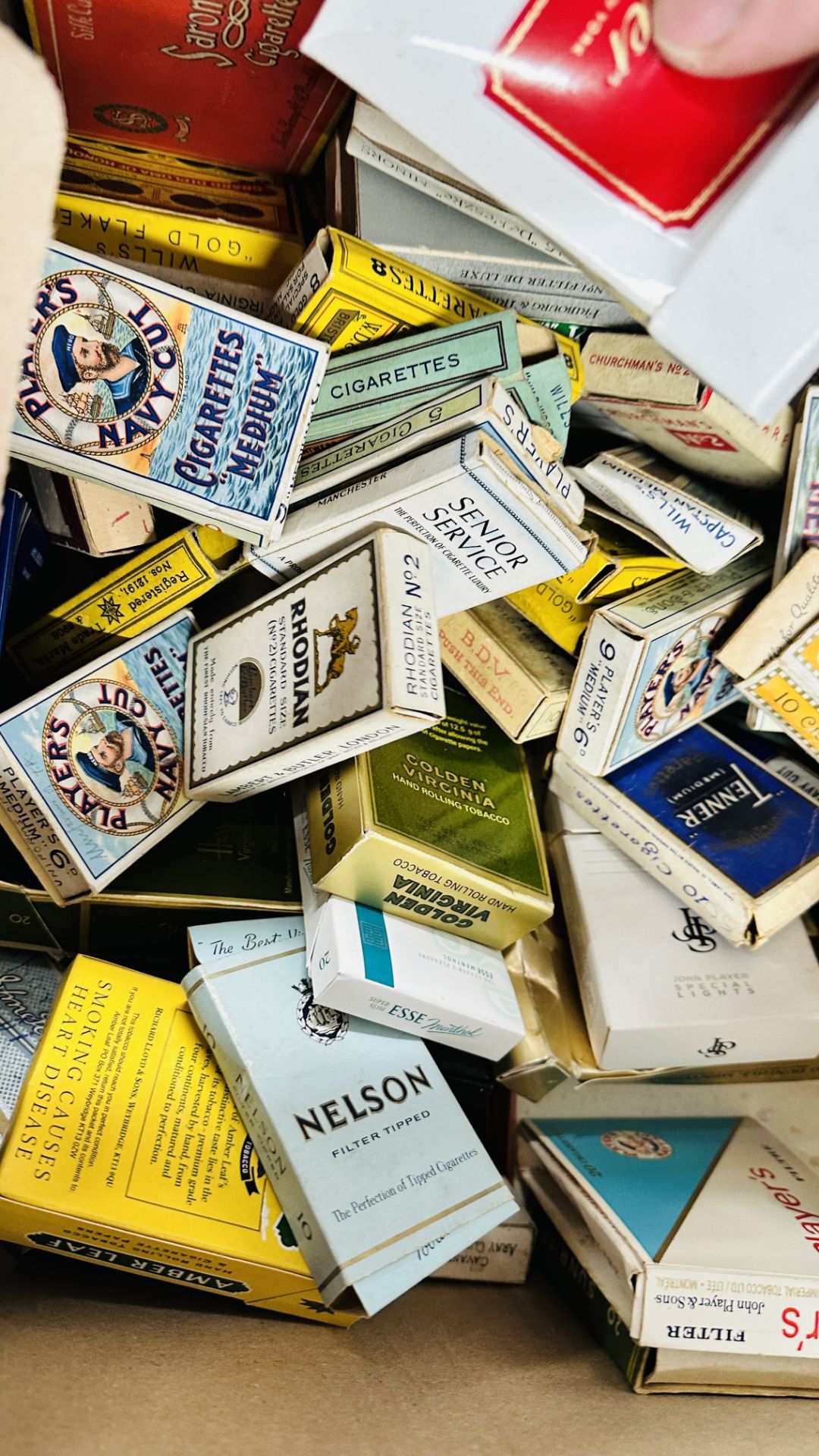 AN EXTENSIVE COLLECTION OF APPROXIMATELY 110 MIXED EMPTY CIGARETTE PACKETS TO INCLUDE MANY VINTAGE - Bild 5 aus 6