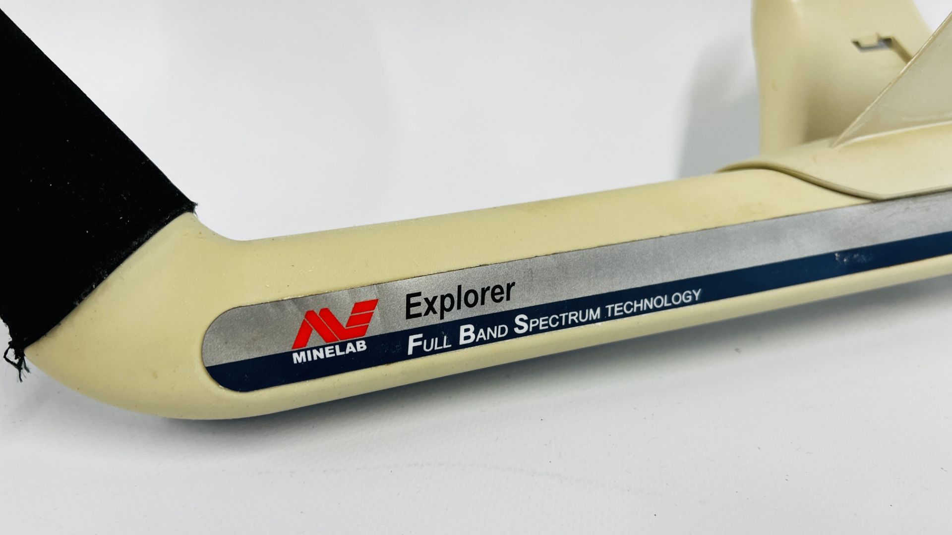 AN EXPLORER NUMINELAB FULL BAND SPECTRUM TECHNOLOGY METAL DETECTOR. - Image 2 of 6