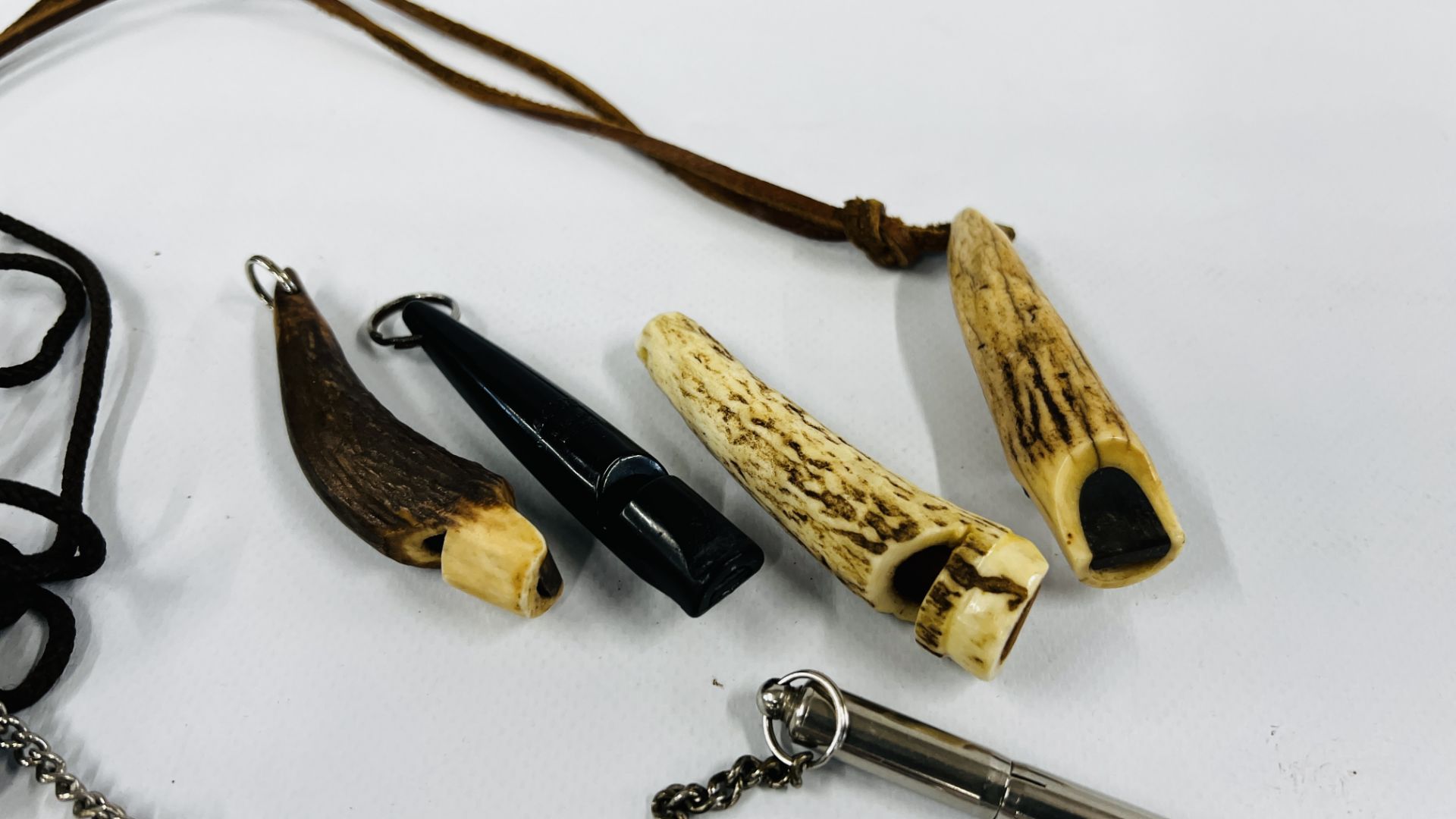 A COLLECTION OF 10 ASSORTED DOG WHISTLES TO INCLUDE HORN EXAMPLES. - Image 2 of 7