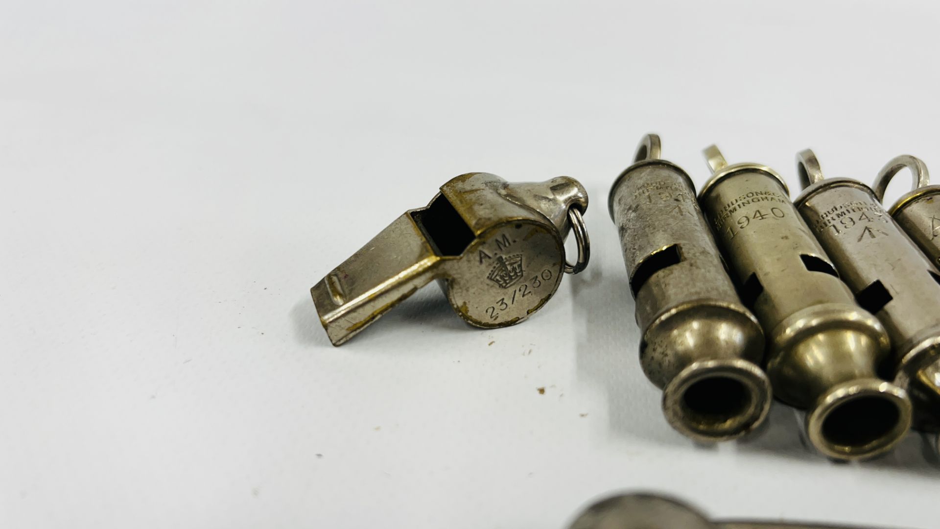 A COLLECTION OF 7 VINTAGE WHISTLES TO INCLUDE MILITARY WW2 AIR MINISTRY DITCHING WHISTLE & ARP - Image 4 of 5