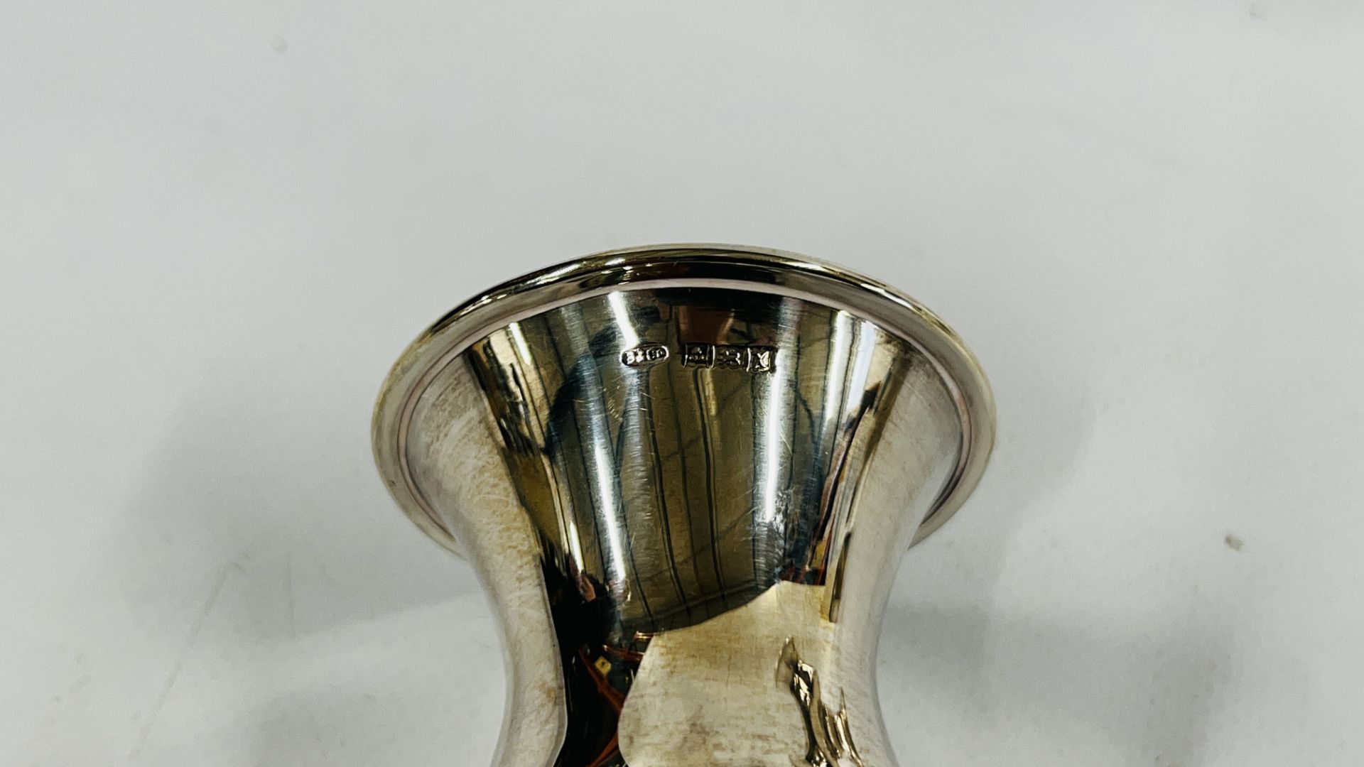 A PAIR OF SILVER FOOTED GOBLETS, BIRMINGHAM ASSAY 1972 B & CO. H 10.5CM. - Image 6 of 8