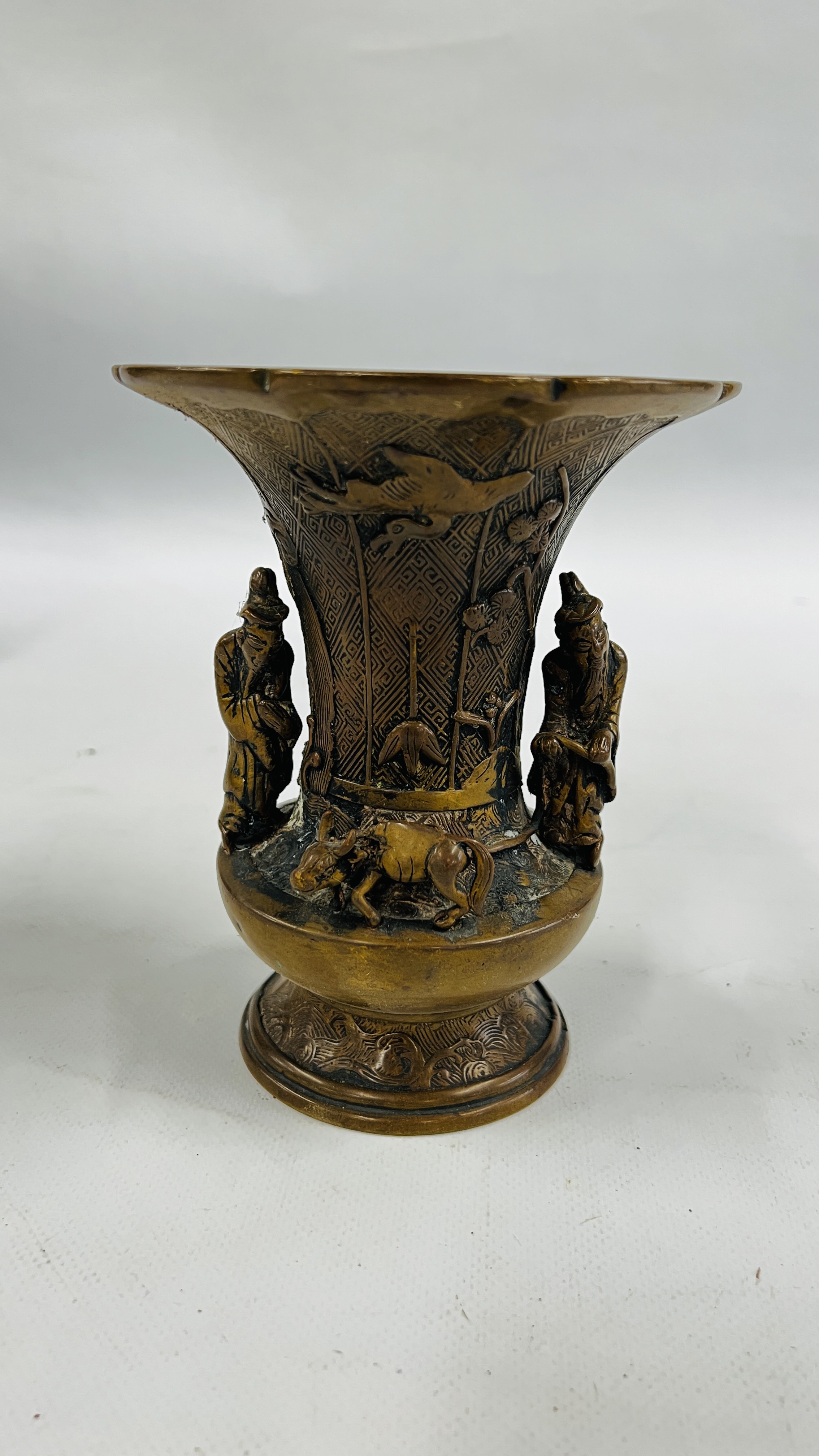 AN ANTIQUE TRUMPET SHAPED CHINESE QING BRONZE VASE WITH APPLIED FIGURES, H 16CM.