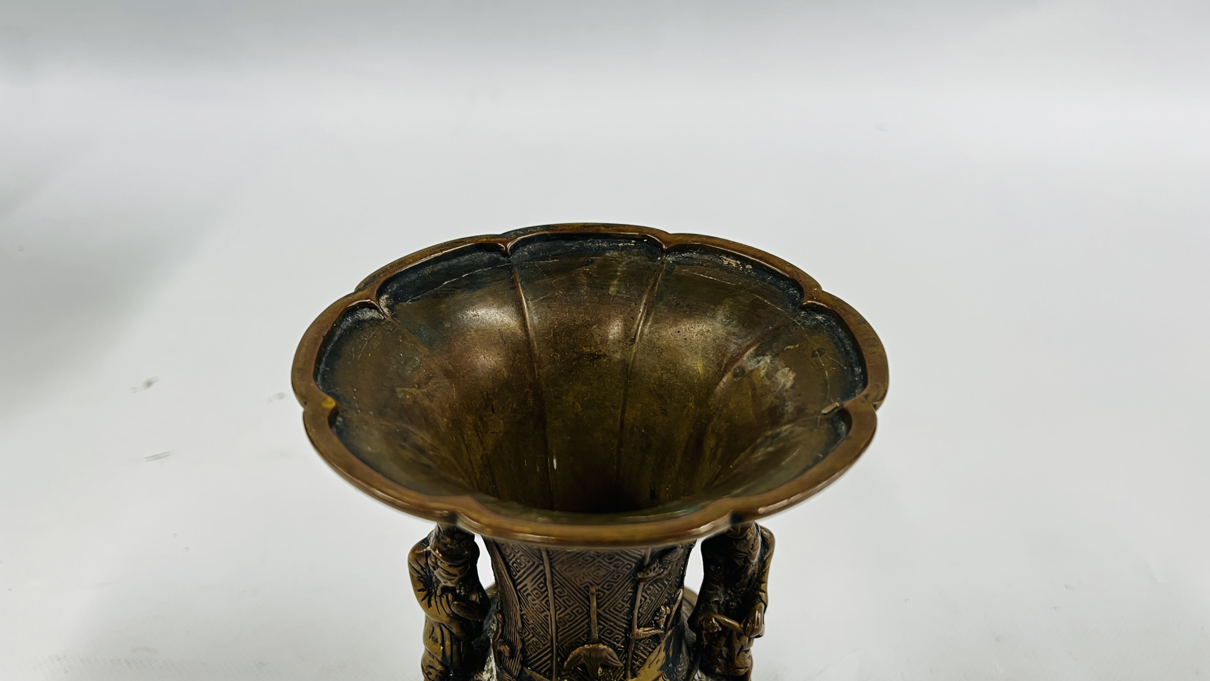 AN ANTIQUE TRUMPET SHAPED CHINESE QING BRONZE VASE WITH APPLIED FIGURES, H 16CM. - Image 2 of 13