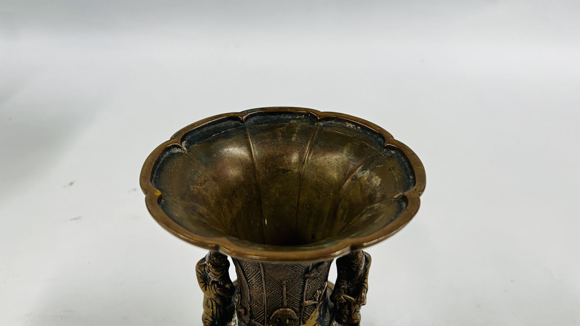 AN ANTIQUE TRUMPET SHAPED CHINESE QING BRONZE VASE WITH APPLIED FIGURES, H 16CM. - Image 2 of 13