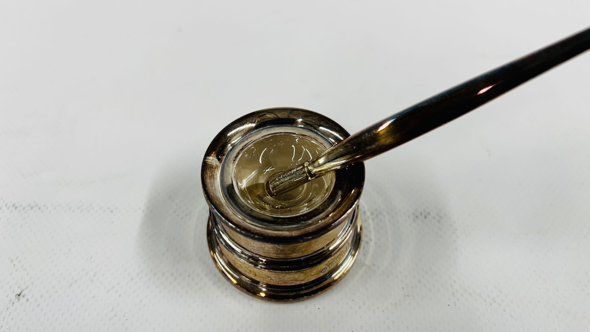 A SILVER INKWELL WITH CLEAR GLASS LINER AND RELATED DIP PEN, SHEFFIELD ASSAY RC. - Image 3 of 8