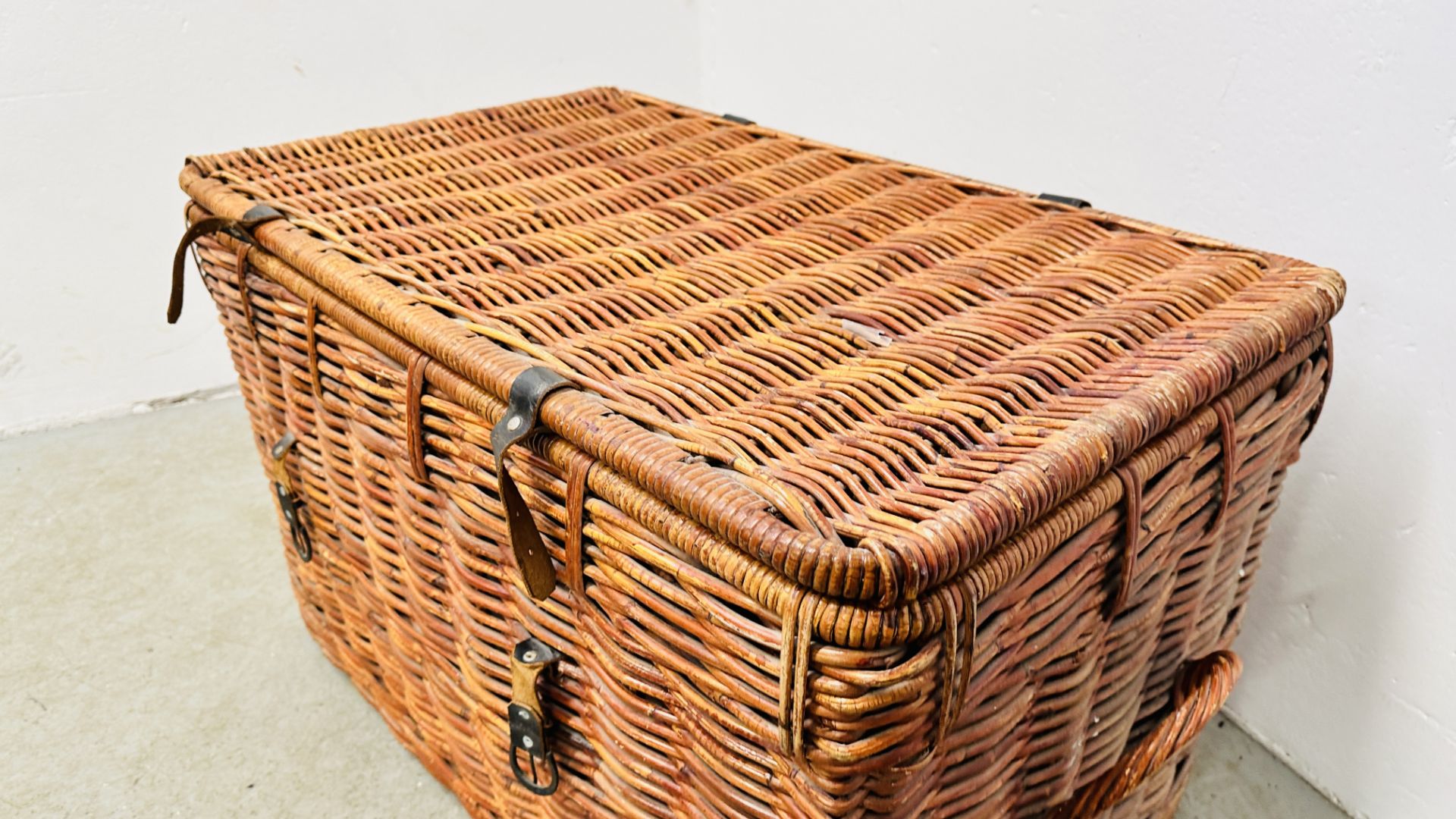 A LARGE WICKER TWO HANDLED BASKET - W 90 X D 55 X H 55CM. - Image 4 of 7