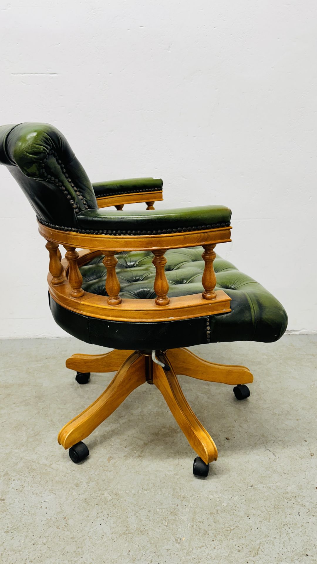 MODERN BOTTLE GREEN BUTTON BACK CAPTAIN'S STYLE REVOLVING OFFICE CHAIR WITH SPINDLE SUPPORTS. - Bild 7 aus 7