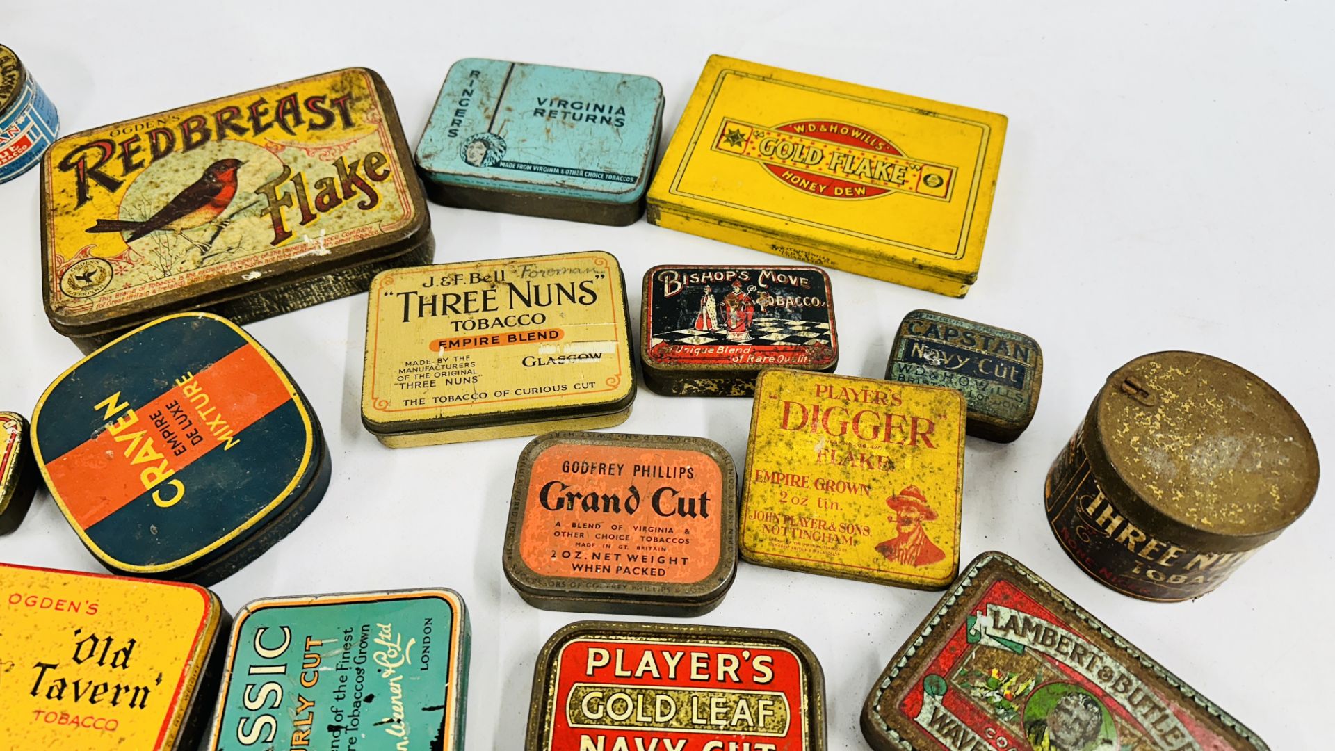 A BOX CONTAINING A COLLECTION OF ASSORTED VINTAGE CIGARETTE & TOBACCO TINS TO INCLUDE EXAMPLES - Image 4 of 7