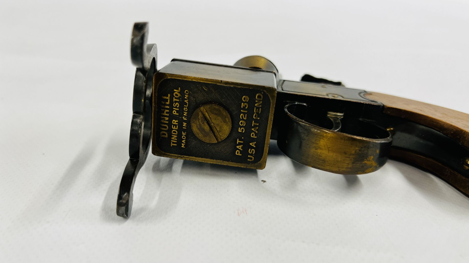 A VINTAGE DUNHILL TINDER PISTOL TABLE LIGHTER MADE IN ENGLAND USA PATENT NO. 592139 - L 14CM. - Image 12 of 14