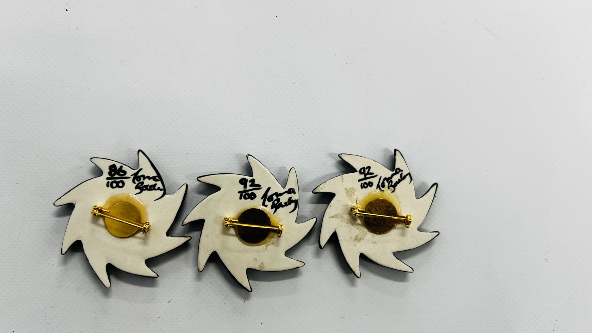 A GROUP OF THREE LORNA BAILEY LIMITED EDITION BROOCHES 92/100, 92/100, 86/00. - Image 5 of 5