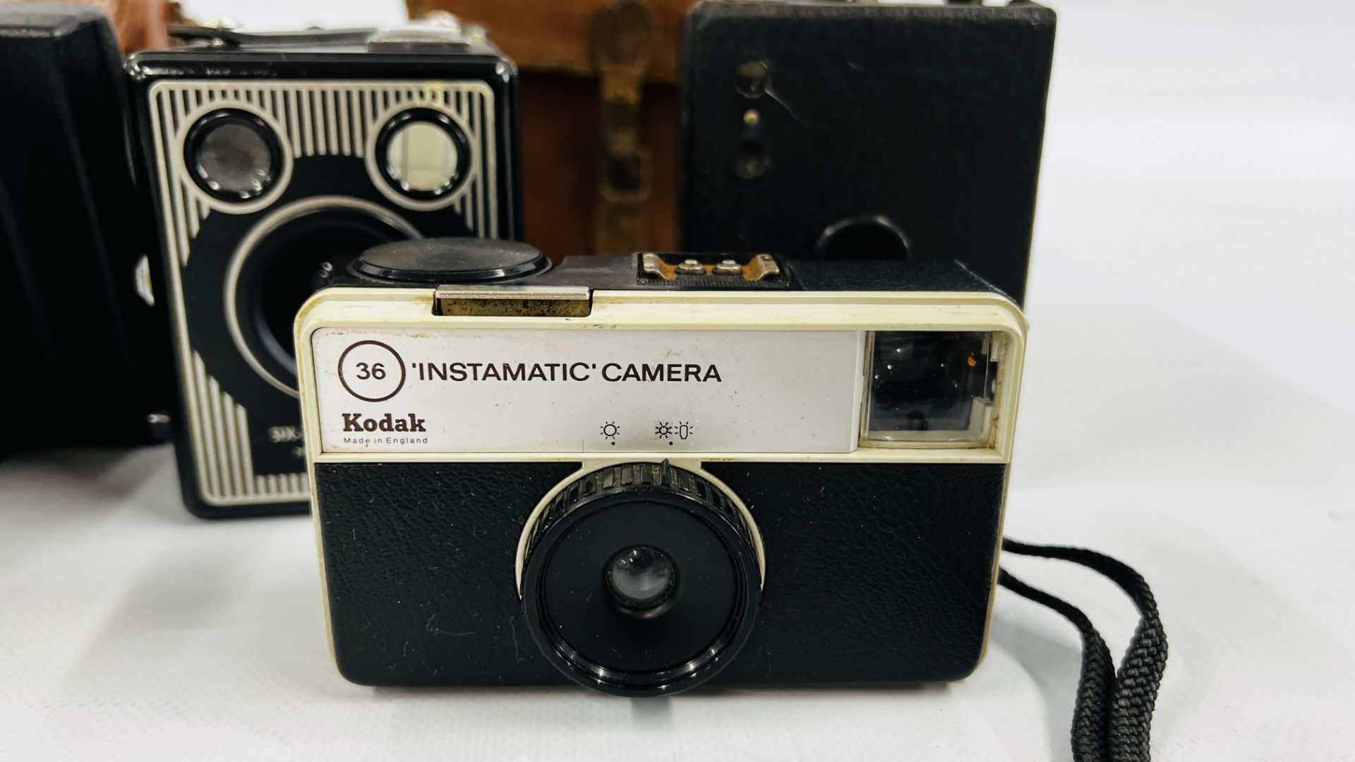 FIVE VINTAGE CAMERA'S TO INCLUDE POLAROID COLORPACK 80, SIX-20 BROWNIE E, - Image 2 of 6