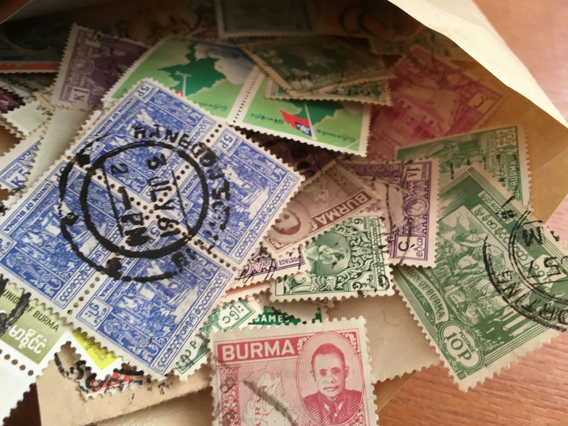 STAMPS: METAL FILING DRAWER WITH FOREIGN SORTED INTO ENVELOPES BY COUNTRIES. - Image 2 of 8