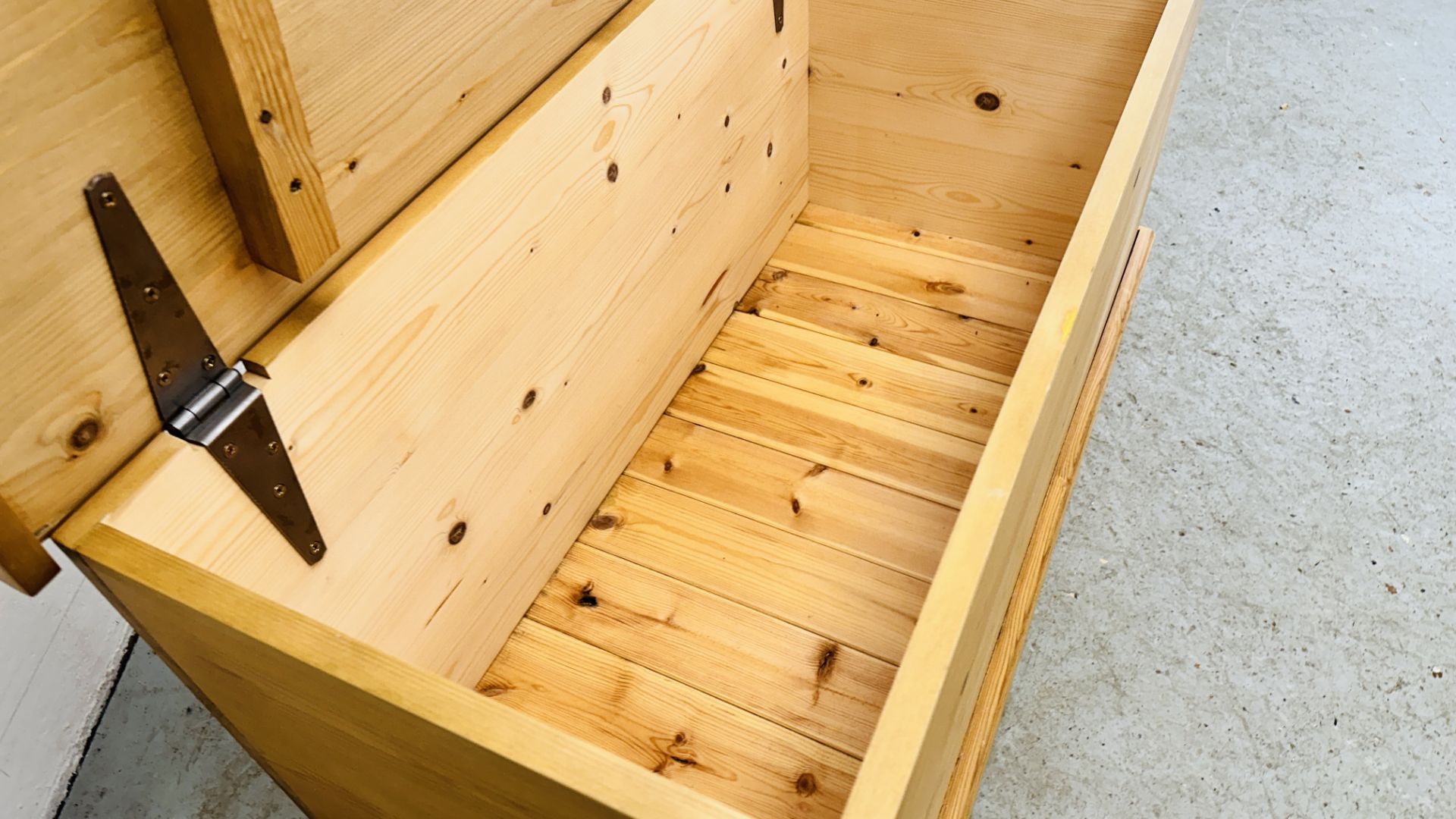 MODERN WAXED PINE HINGED TOP BLANKET / TOY BOX - W 96CM X D 44CM X H 50CM. - Image 6 of 7