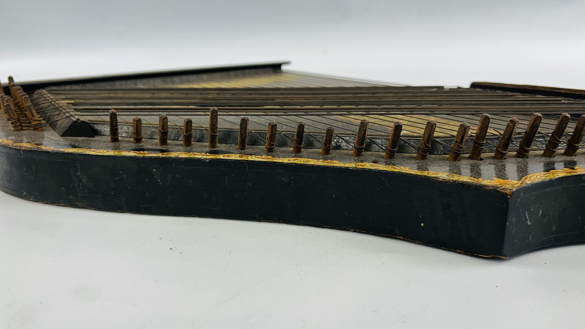 A VINTAGE "THE ANGLO AMERICAN LION ZITHER" MANUFACTURED BY THE ANGLO AMERICAN ZITHER Co NEW YORK - Image 11 of 13