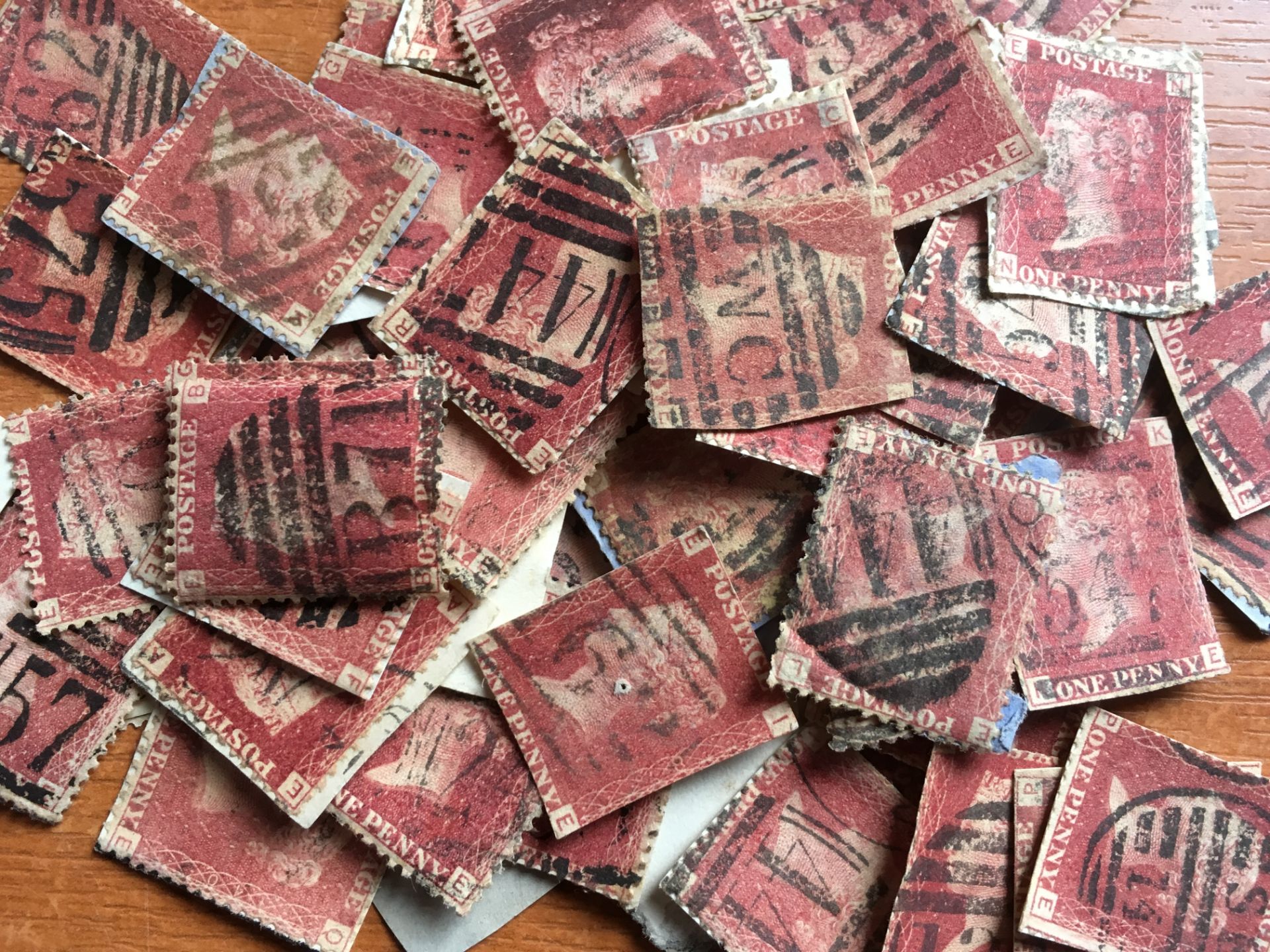 STAMPS: SMALL BOX WITH A QUANTITY OF GB PENNY REDS, SOME SORTED INTO ENVELOPES, - Image 5 of 6