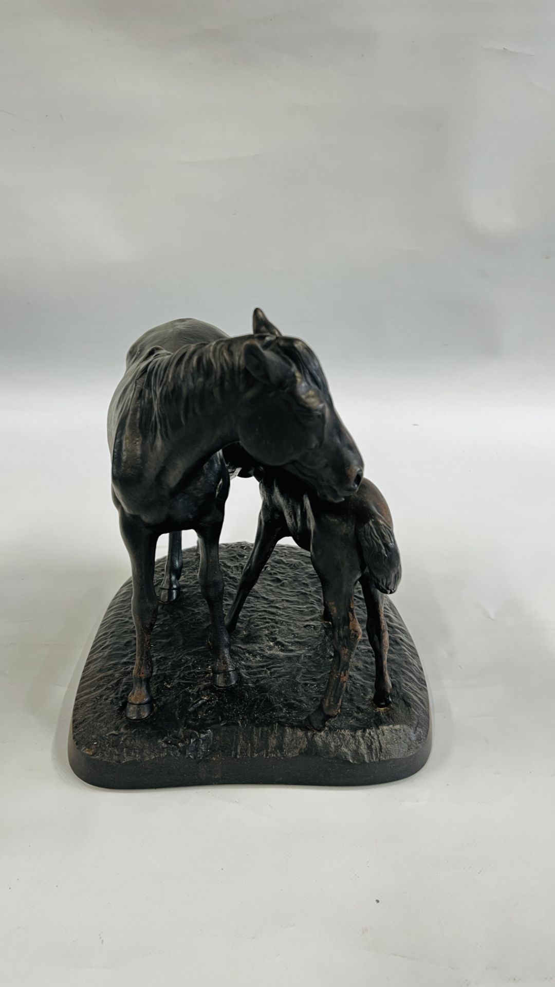 A FOUNDRY CAST IRON SCULPTURE DEPICTING A MARE AND FOAL, MARKED KACNH 1970 - L 32CM X H 30CM. - Image 6 of 6