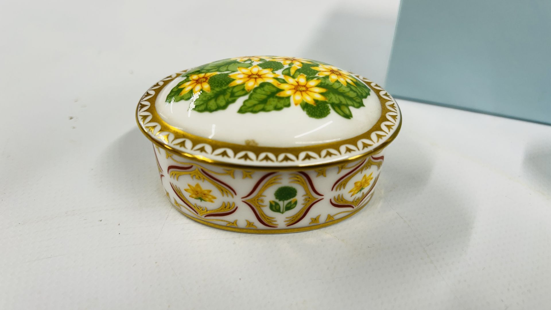 A GROUP OF 10 TRINKETS TO INCLUDE ROYAL CROWN DERBY "CELANDINE" TRINKET, HALCYON DAYS ENAMELS, - Image 6 of 8