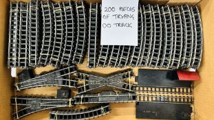 APPROXIMATELY 200 PIECES OF TRI-ANG 00 GAUGE TRACK.