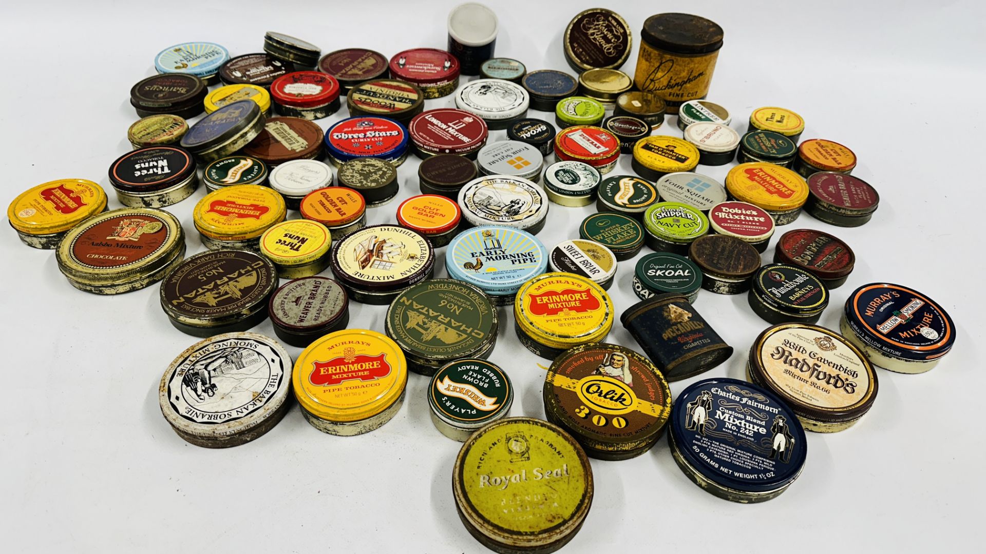 A BOX CONTAINING AN EXTENSIVE COLLECTION OF ASSORTED EMPTY VINTAGE ROUND TOBACCO TINS TO INCLUDE