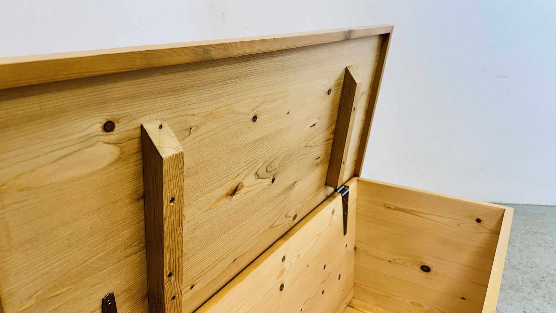 MODERN WAXED PINE HINGED TOP BLANKET / TOY BOX - W 96CM X D 44CM X H 50CM. - Image 7 of 7