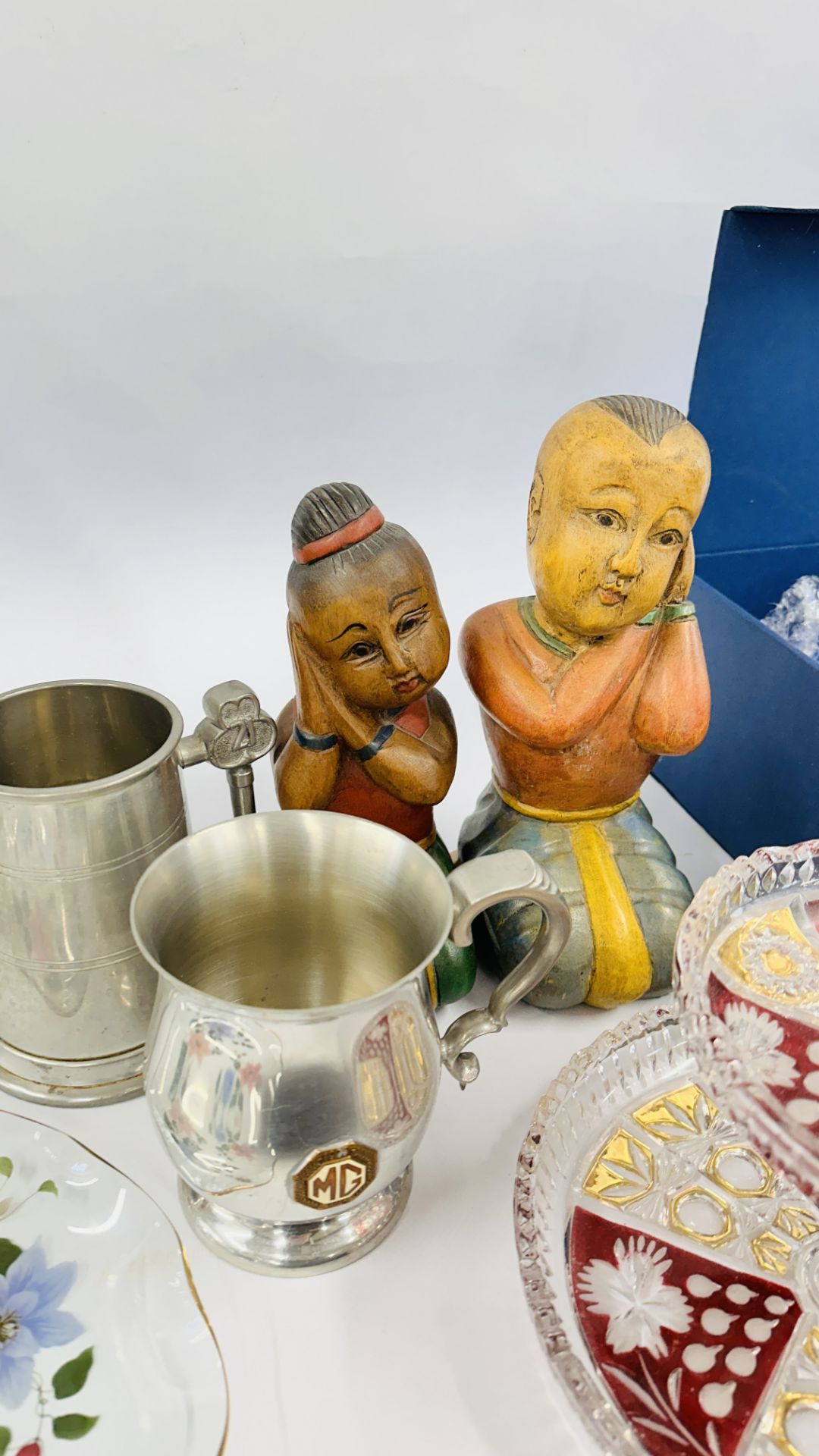 A GROUP OF ORNAMENTS AND COLLECTIBLE ITEMS TO INCLUDE STUDIO POTTERY FLASK, WOODEN ORNAMENTS, BRASS, - Image 8 of 19