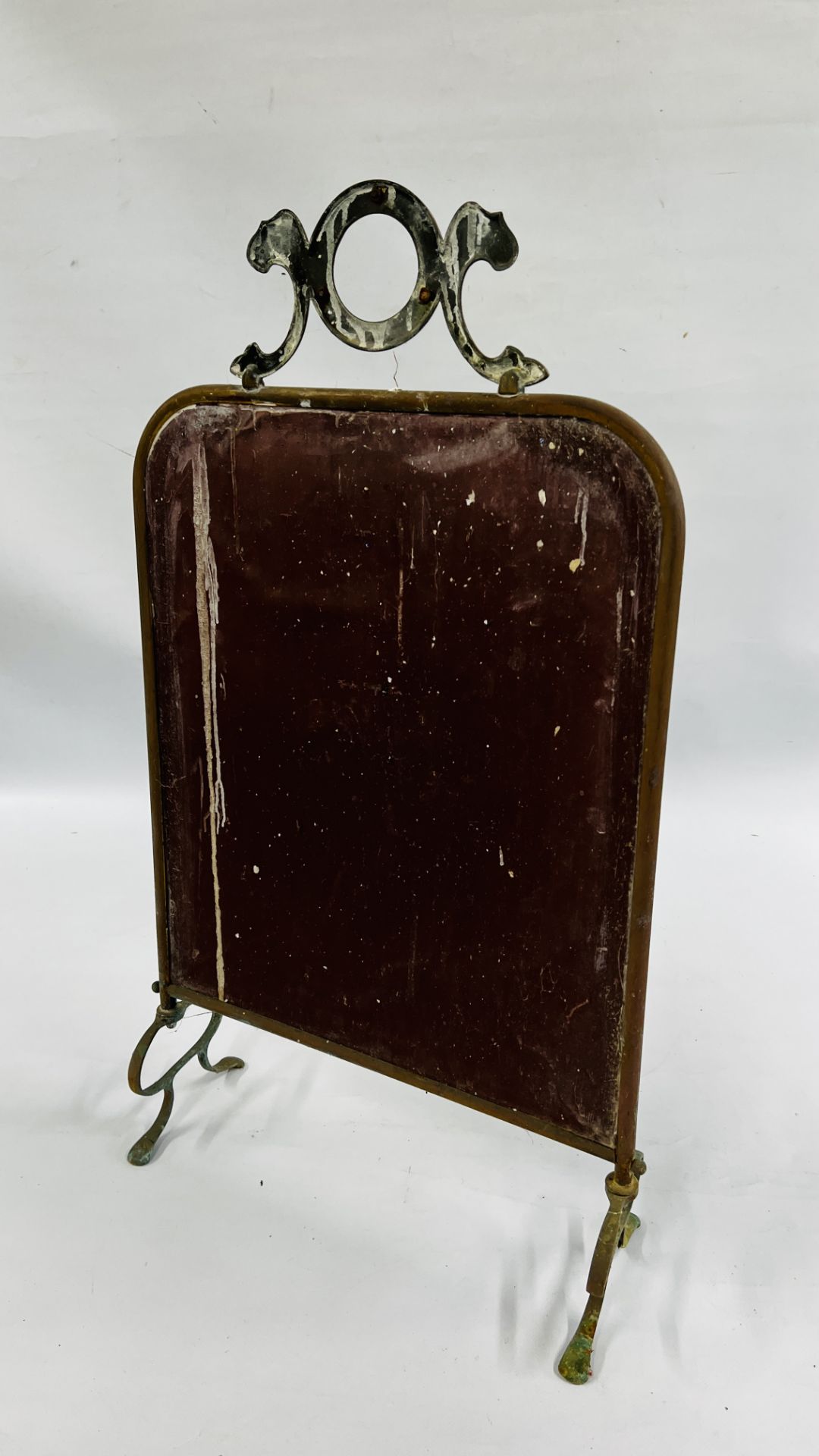 ANTIQUE BRASS FRAMED FIRE SCREEN WITH BEVELLED MIRROR INSERT PRESSED DETAIL. - Image 8 of 8