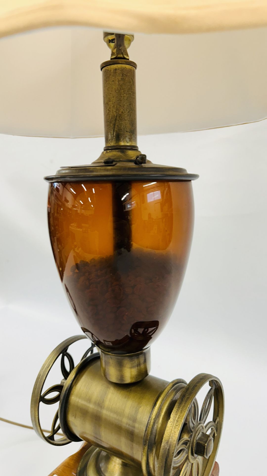 A VINTAGE NOVELTY CONVERTED TABLE LAMP IN THE FORM OF A COFFEE GRINDER WITH SHADE - SOLD AS SEEN. - Image 4 of 5