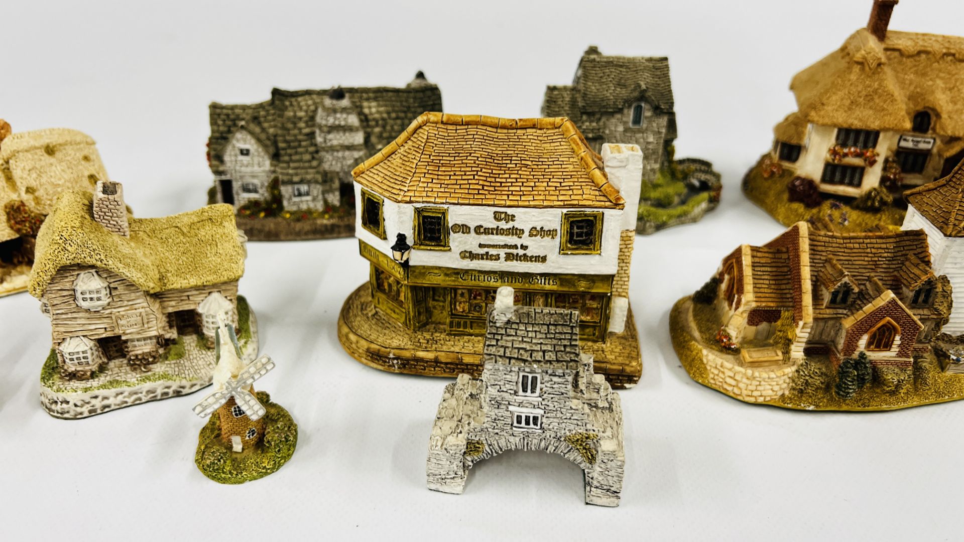 A COLLECTION OF 13 LILLIPUT LANE COTTAGES, SOME HAVING DEEDS ALONG WITH LILLLIPUT LANE BOOKLETS. - Image 11 of 13