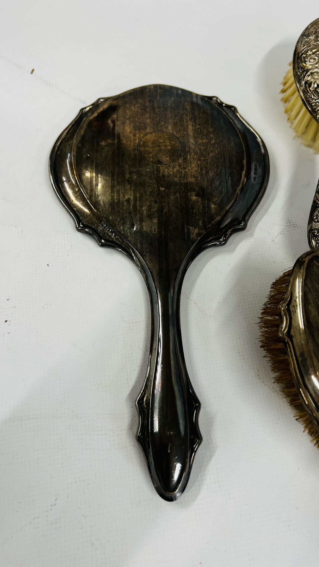 A VINTAGE 5 PIECE SILVER BACKED DRESSING TABLE BRUSH SET ALONG WITH A FURTHER PAIR OF BRUSHES & ONE - Image 9 of 12