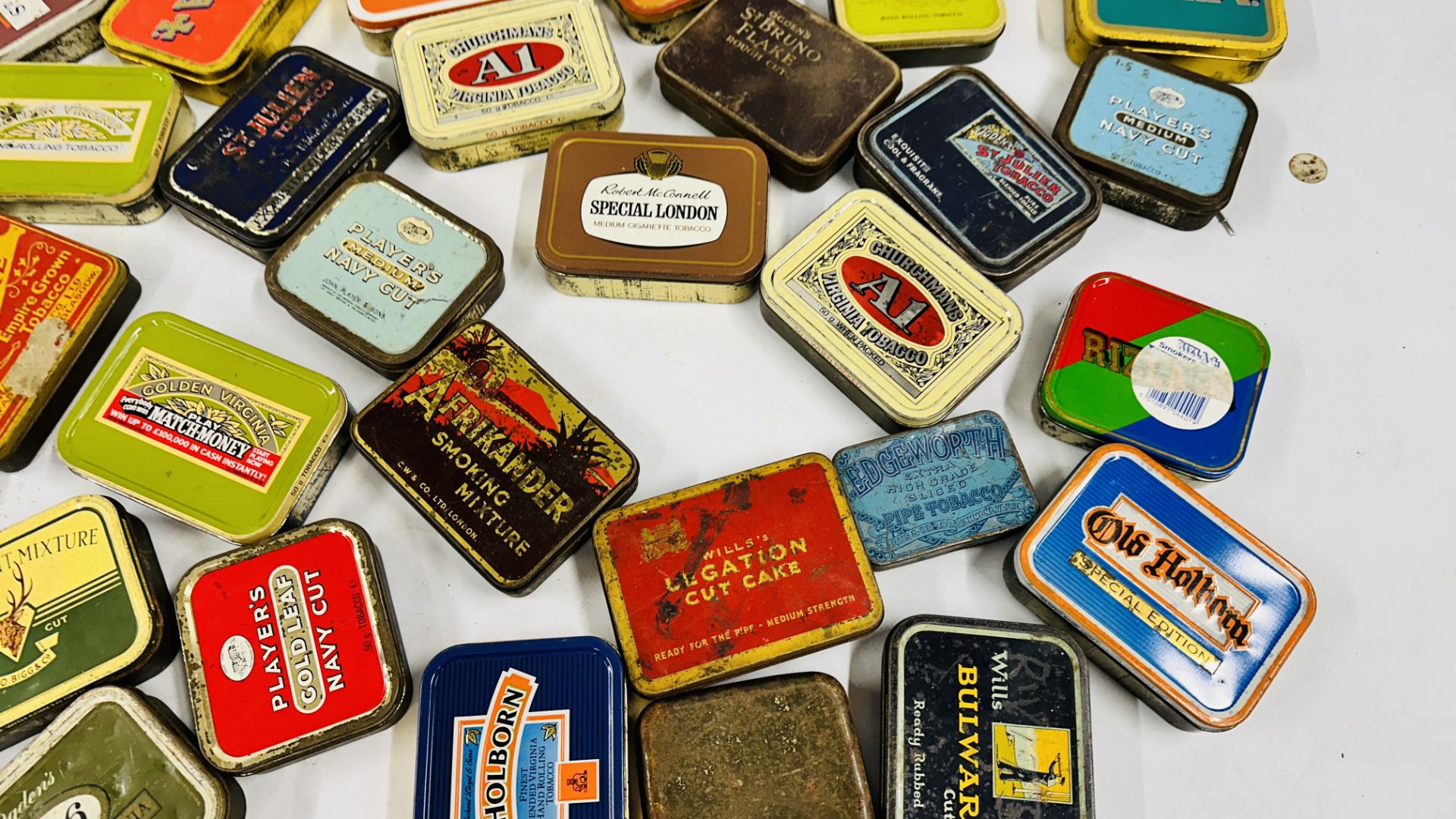 A BOX CONTAINING AN EXTENSIVE COLLECTION OF ASSORTED EMPTY VINTAGE TOBACCO TINS TO INCLUDE EXAMPLES - Bild 12 aus 12
