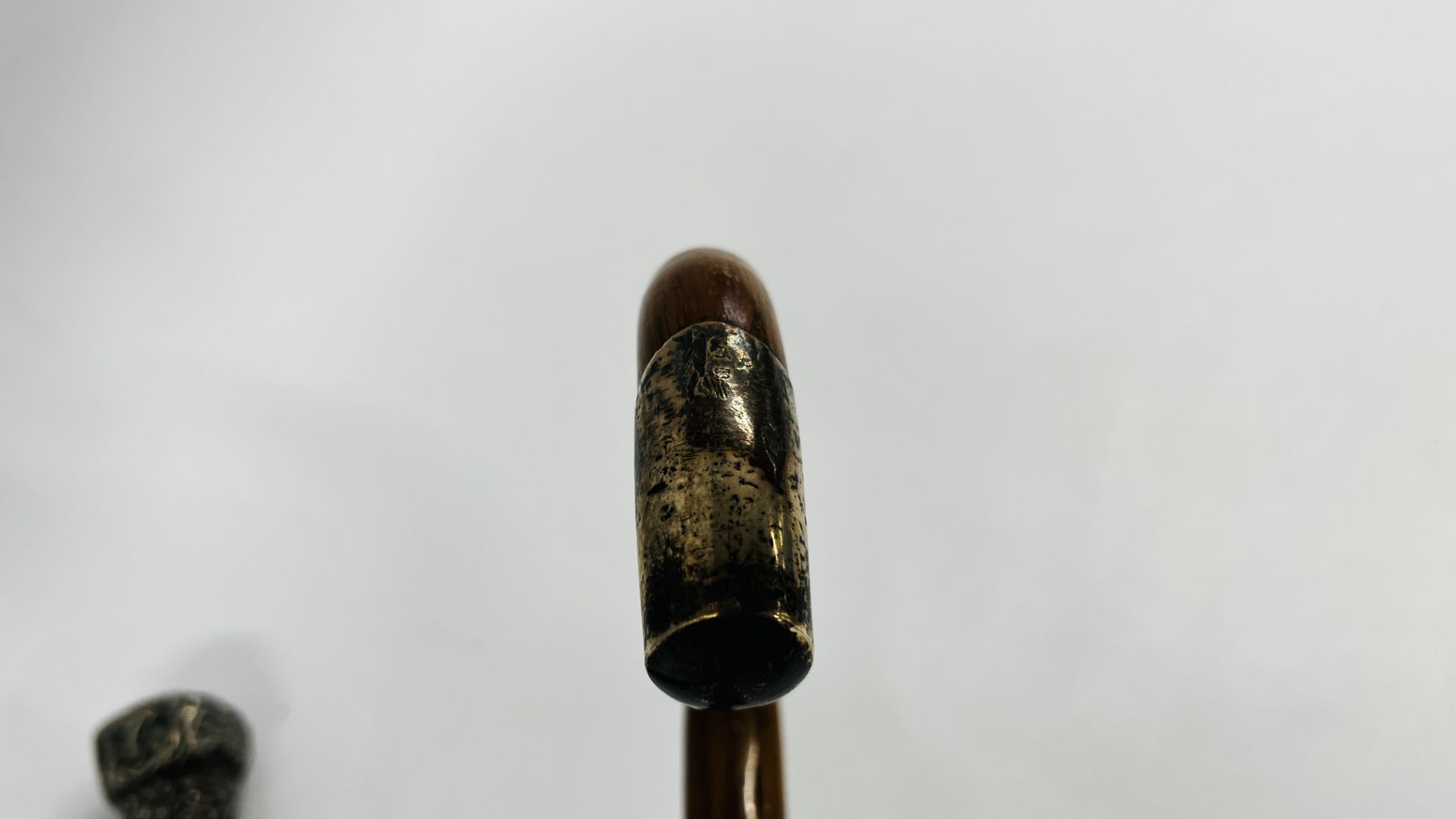 AN EBONY WALKING CANE WITH SILVER TOP A/F AND ONE FURTHER WALKING CANE WITH SILVER TOP AND BAND - Image 3 of 12