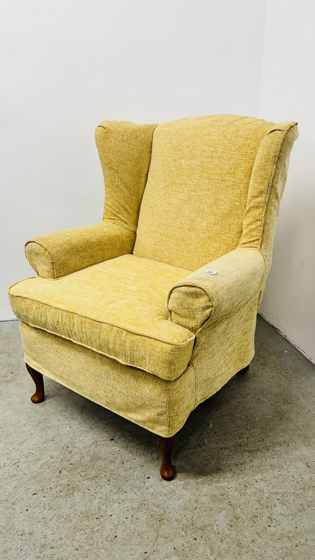 A GOOD QUALITY MODERN PRIMROSE UPHOLSTERED WINGBACK EASY CHAIR. - Bild 2 aus 11